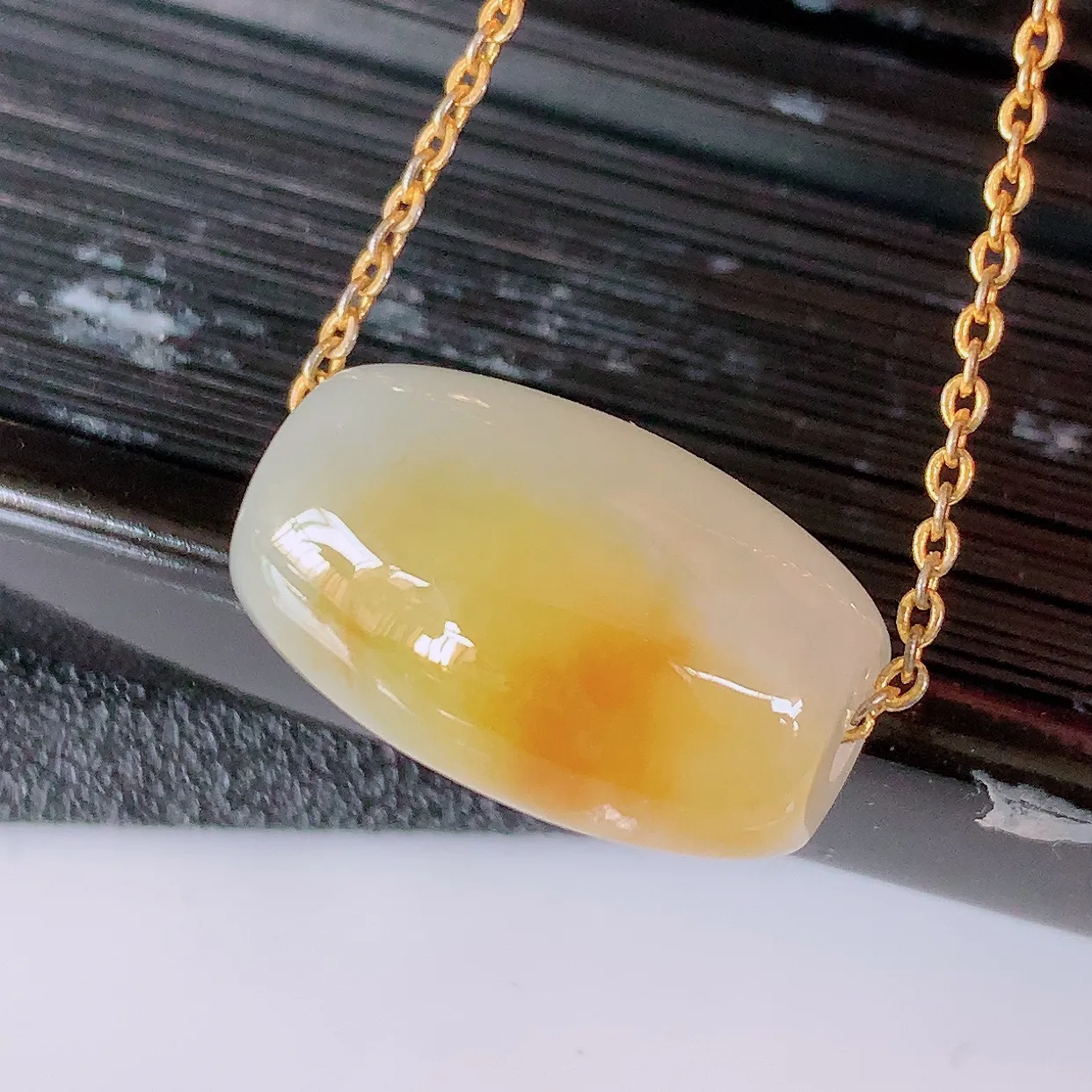 自然光实拍，冰润黄翡双彩翡翠路路通吊坠，寓意时来运转、财源滚滚，款式新颖时尚，日常百搭的款！配图银链