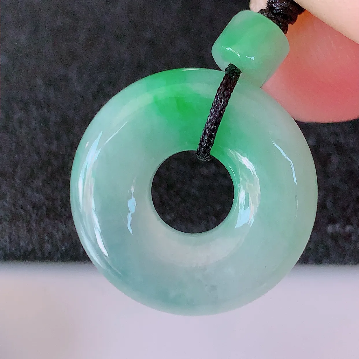 自然光实拍，冰种飘绿翡翠平安扣吊坠，玉扣，平安是福；很美的料子，平安扣佩戴优雅迷人！#41.7