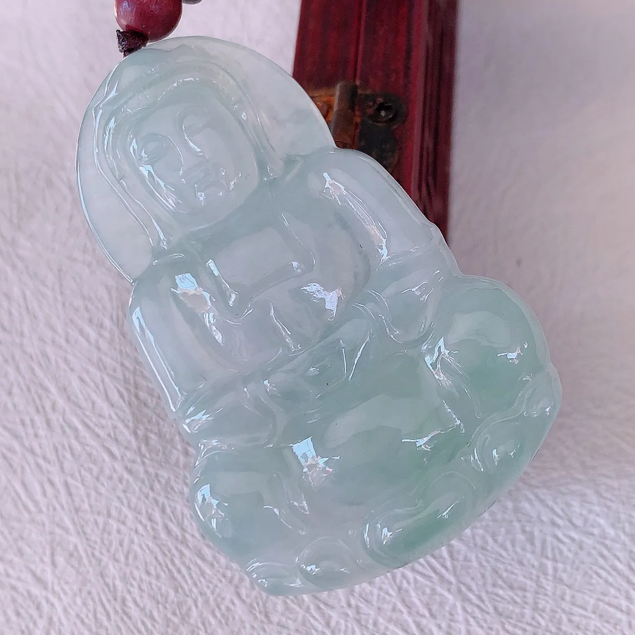 自然光实拍，冰种翡翠观音菩萨吊坠，净瓶观音，冰透亮泽，美观亮丽，观音面相端庄#46.7