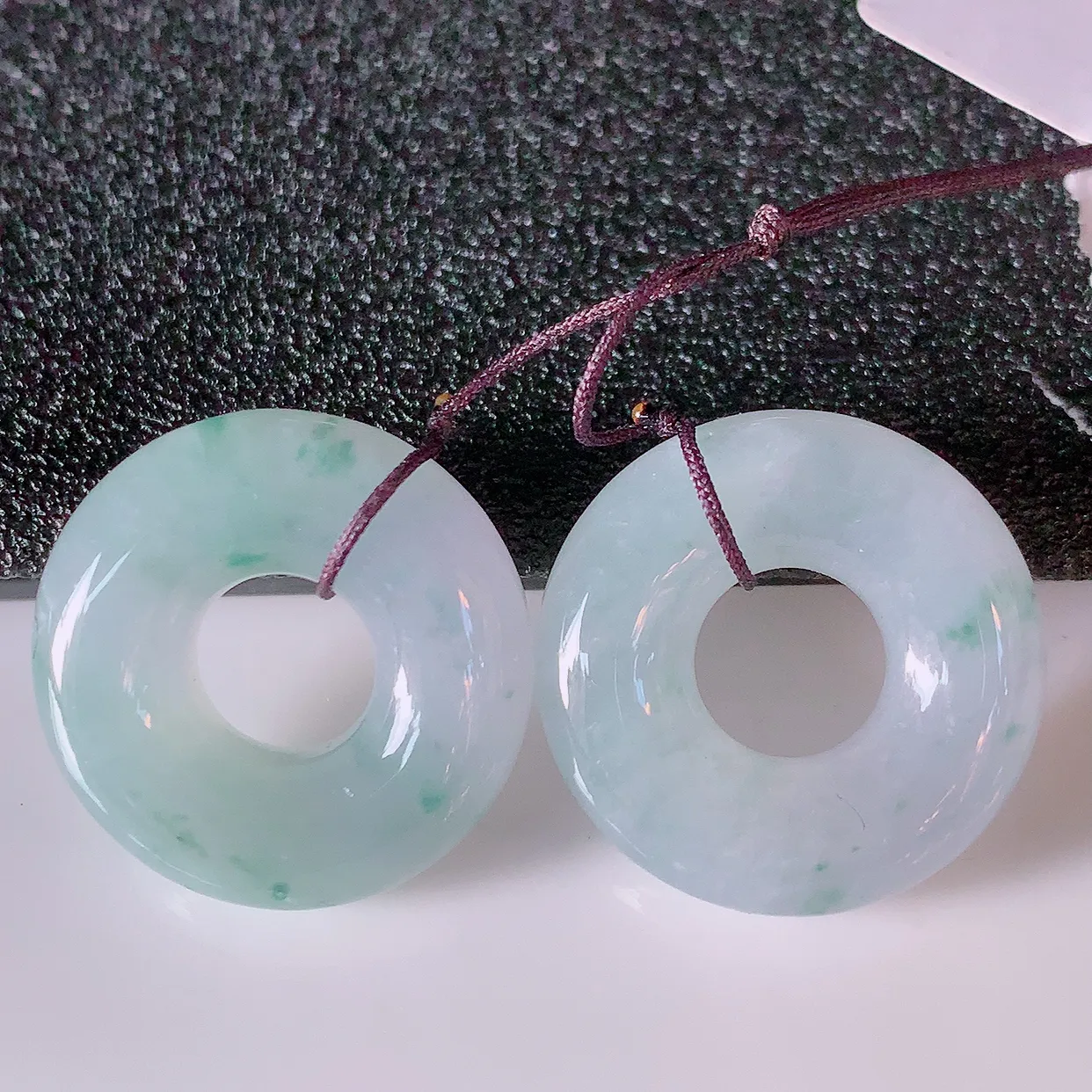 自然光实拍，冰飘花翡翠一对平安扣吊坠，翠色灵动，玉质细腻，颜色漂亮，品相佳，佩戴佳品！49.10