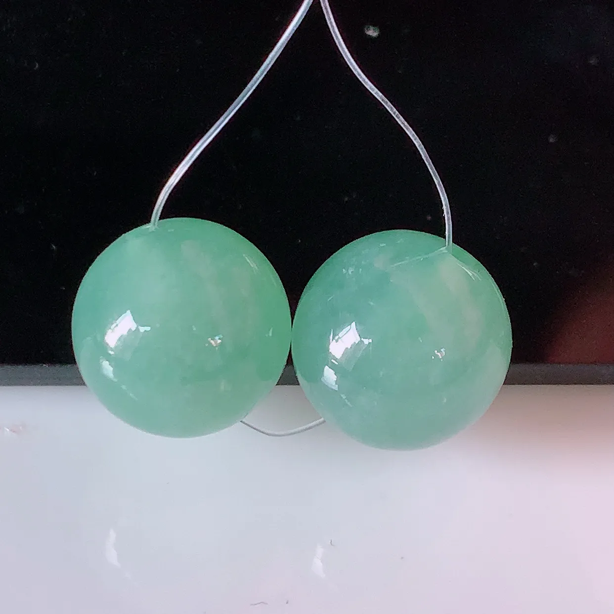 自然光实拍，冰种翡翠一对圆珠、转运珠吊坠，寓意“时来运转，财源滚滚” 寓意佳，转运珠佩戴时尚优雅！#49.10尺寸11.8