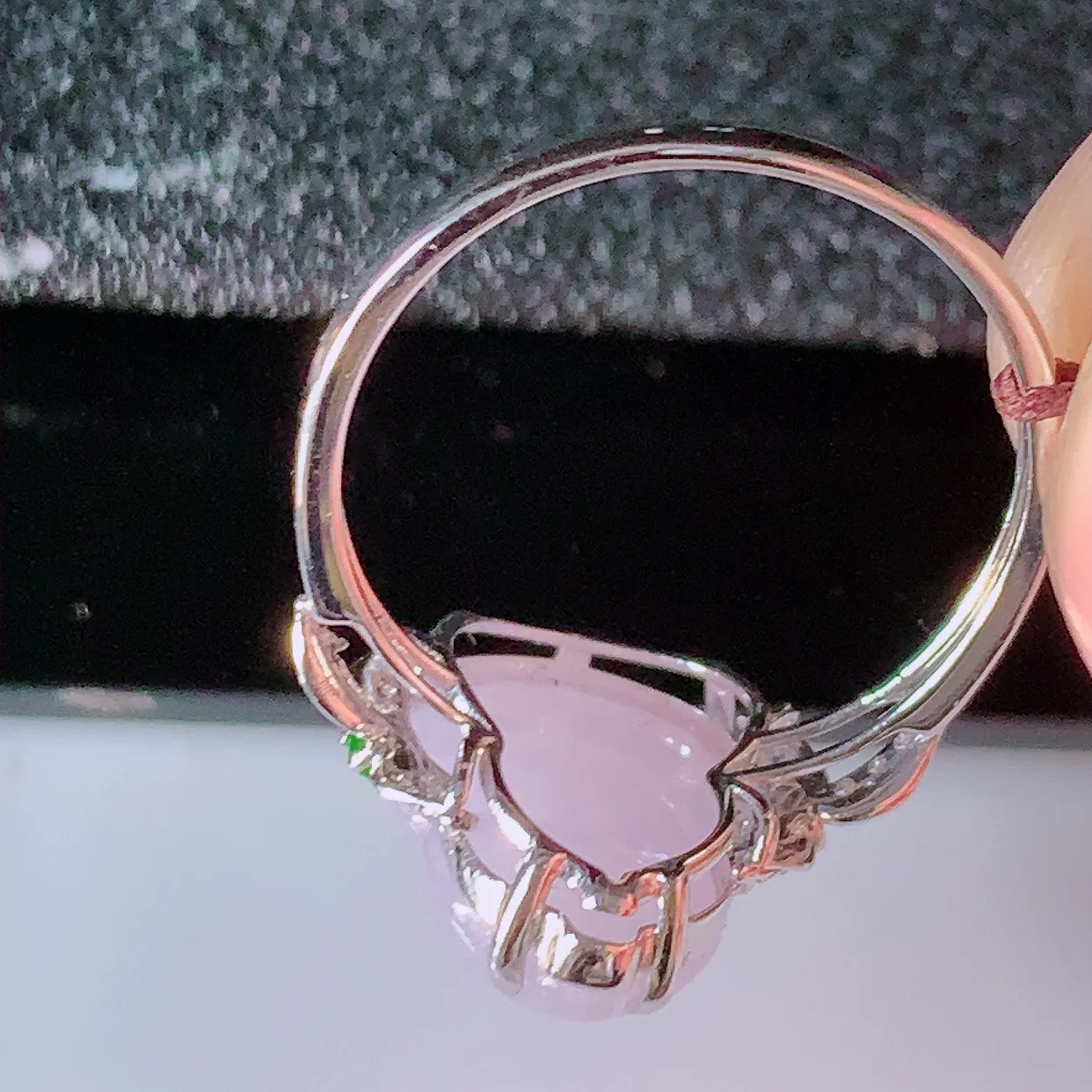 自然光实拍 18K金精工镶嵌紫罗兰翡翠葫芦戒指，玉质细腻，翡翠色泽均匀，艳丽饱满，款式高贵大气，14圈口，上手亮眼，#83.10戒指整体23.5*17*5.8裸石13.5*10