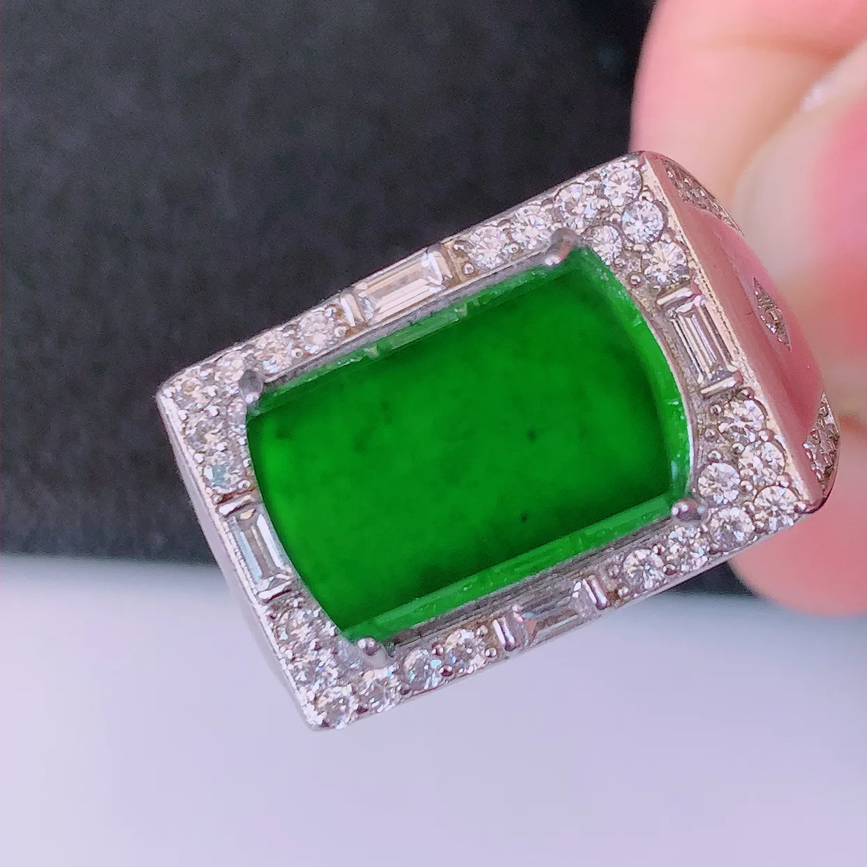 冰透满绿翡翠925银镶嵌马鞍戒指，自然光实拍，翠色灵动，颜色漂亮，种老水足，品相佳，佩戴佳品！#97.7（圈口可调大小）整体26.8*20*6.5裸石14.2*9.5