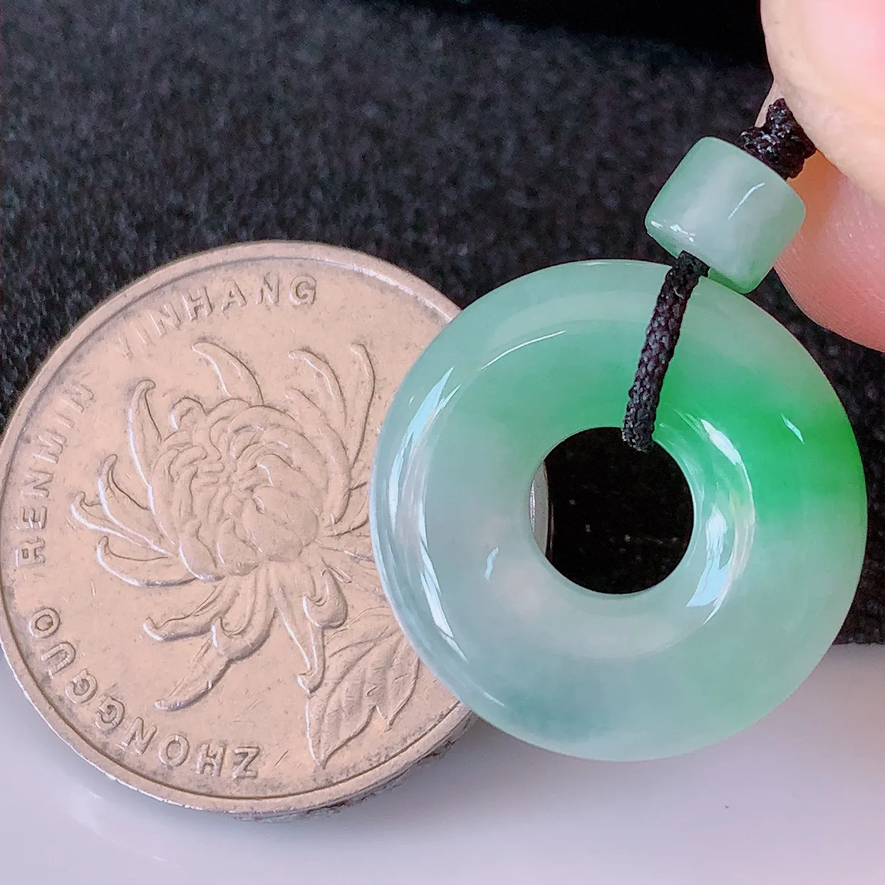 自然光实拍，冰种飘绿翡翠平安扣吊坠，玉扣，平安是福；很美的料子，平安扣佩戴优雅迷人！#41.7