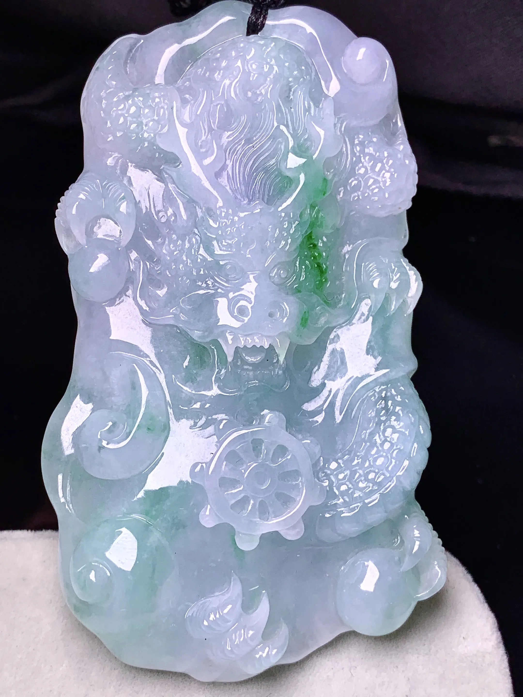 飘绿龙牌吊坠 玉质细腻 色泽艳丽清新 整体尺寸72.8*41.8*10.3