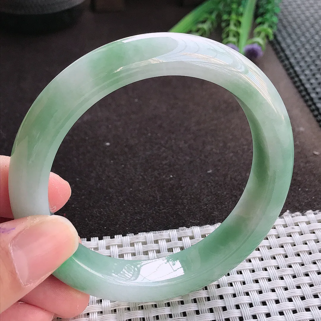 实拍翡翠A货61.5/13.2/9.8老坑精美温润飘阳绿大圈口手镯翡翠玉镯女款