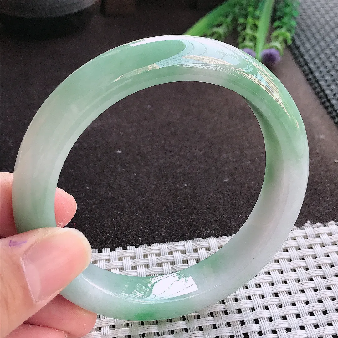 实拍翡翠A货61.5/13.2/9.8老坑精美温润飘阳绿大圈口手镯翡翠玉镯女款
