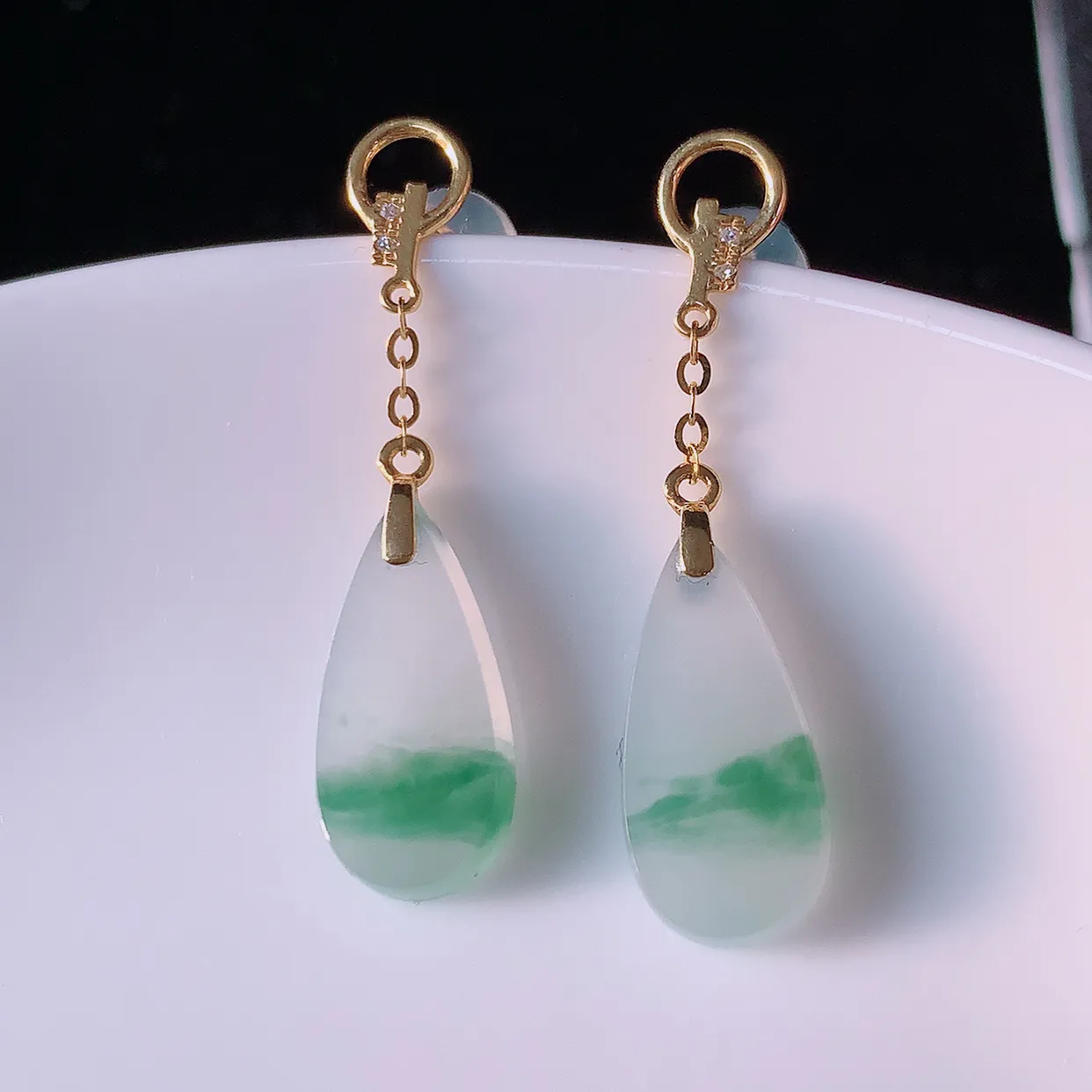 自然光实拍 18k金镶嵌冰种飘花翡翠水滴耳坠，沁人心脾，豪华镶嵌而成，耳坠佩戴效果大气出众，尽显气质。种水好，胶感足，颜相当漂亮，高性价比，值得入手品鉴！#83.10耳坠整体长30.5-7.5*12裸石 16*7.5*2.8