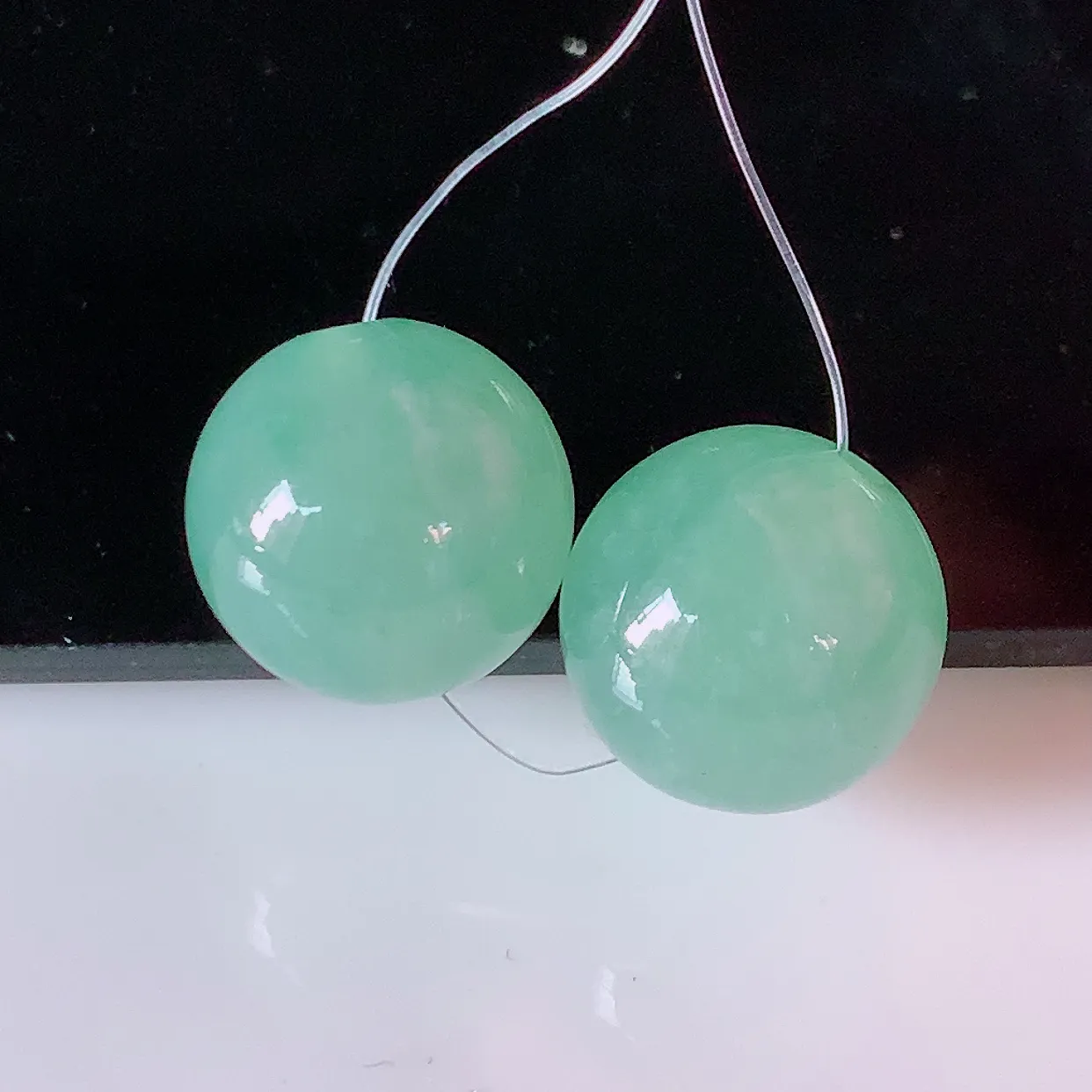 自然光实拍，冰种翡翠一对圆珠、转运珠吊坠，寓意“时来运转，财源滚滚” 寓意佳，转运珠佩戴时尚优雅！#49.10尺寸11.8