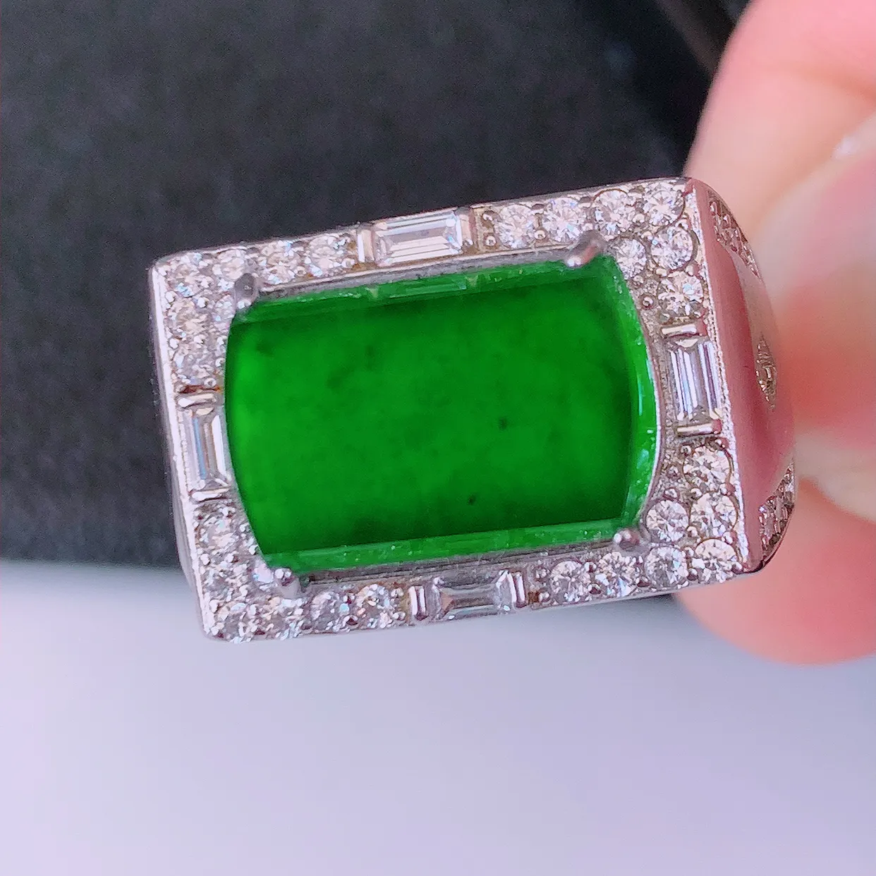 冰透满绿翡翠925银镶嵌马鞍戒指，自然光实拍，翠色灵动，颜色漂亮，种老水足，品相佳，佩戴佳品！#97.7（圈口可调大小）整体26.8*20*6.5裸石14.2*9.5