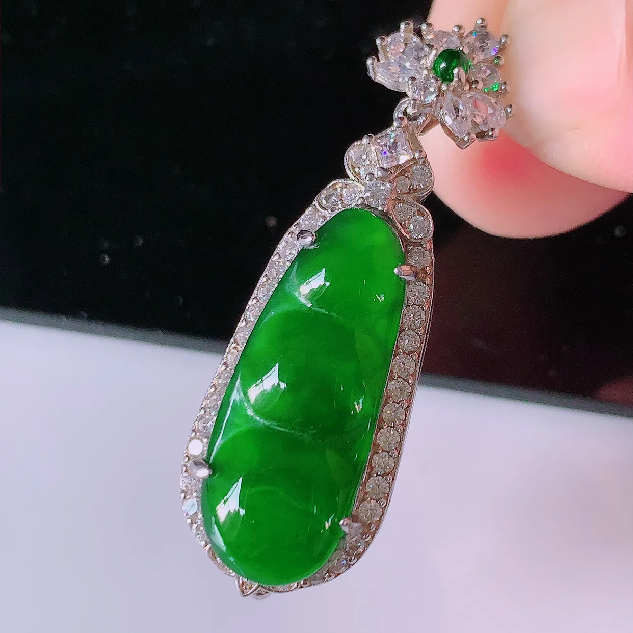 冰透满绿翡翠925银镶嵌福豆吊坠，自然光实拍，翠色灵动，颜色漂亮，种老水足，品相佳，佩戴佳品！#97