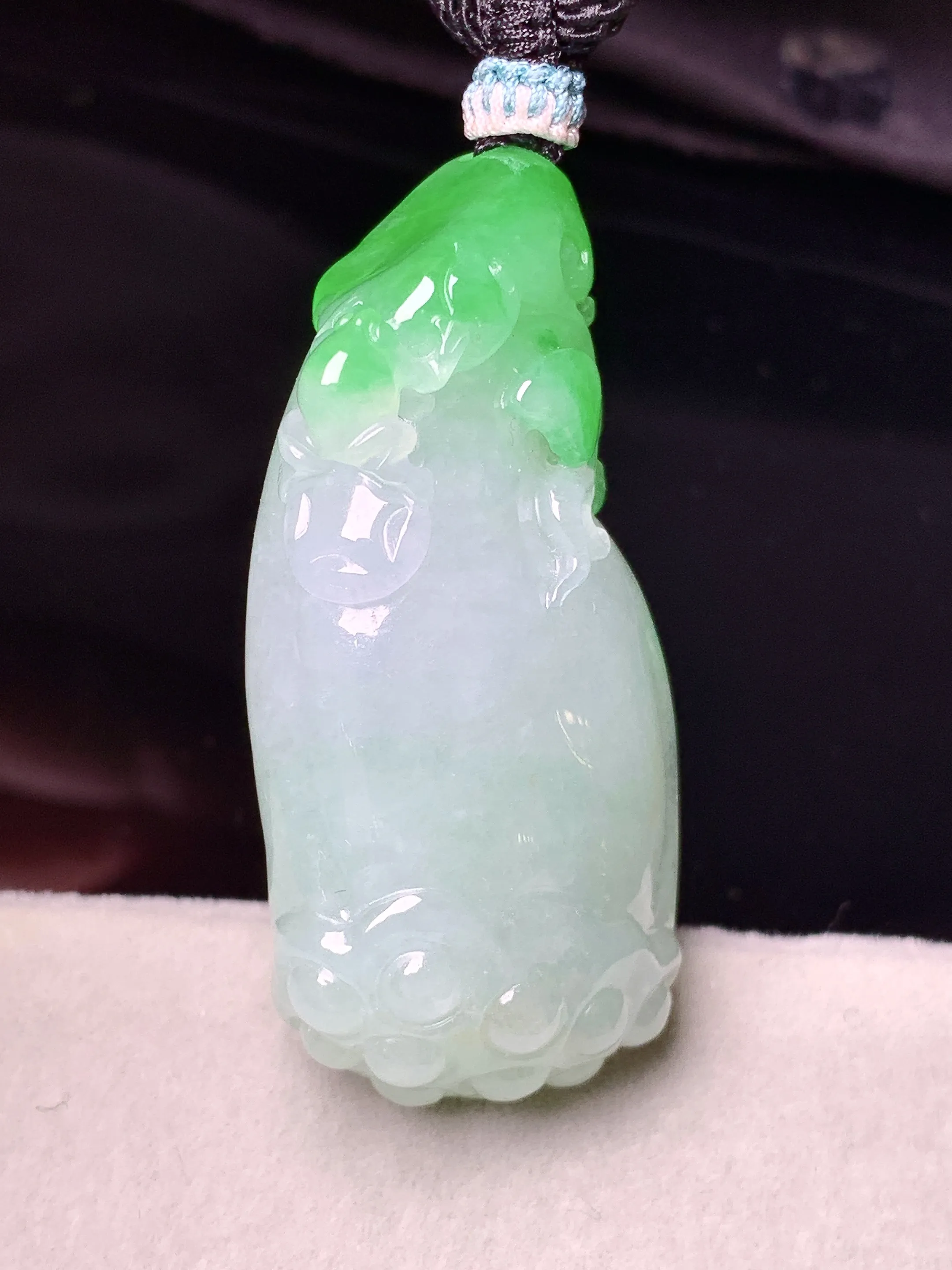 飘绿莲蓬吊坠 玉质细腻 色泽艳丽清新 整体尺寸45.5*22.2*9.7