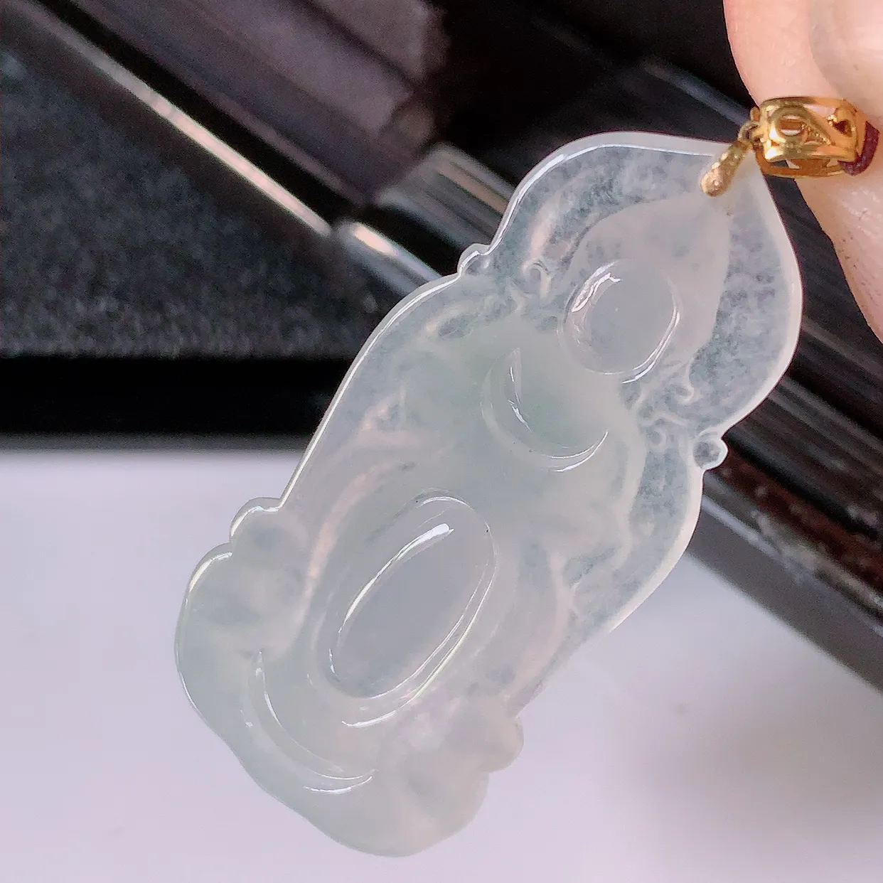 18K金镶嵌冰种翡翠观音菩萨吊坠，赐福翡翠观音，观音面相端庄，品相佳，佩戴气质！#89.10整体46.5裸石41*19*5