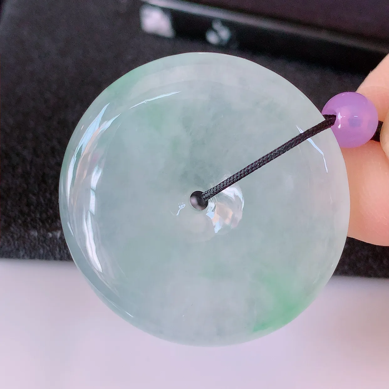 自然光实拍，冰种飘绿翡翠平安扣吊坠，玉扣，平安是福；冰透很美的料子，平安扣佩戴优雅迷人！#41.7