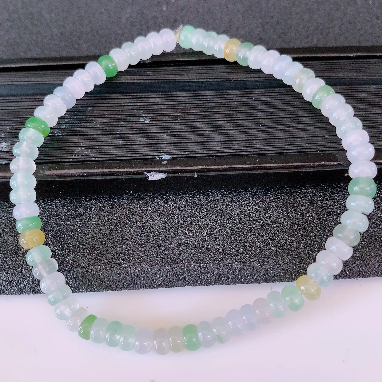 自然光实拍，冰种多宝翡翠手链，多彩翡翠手串，颜色丰富，料子细腻，高档大气，自戴送礼佳品！#46.7取一尺寸4.5