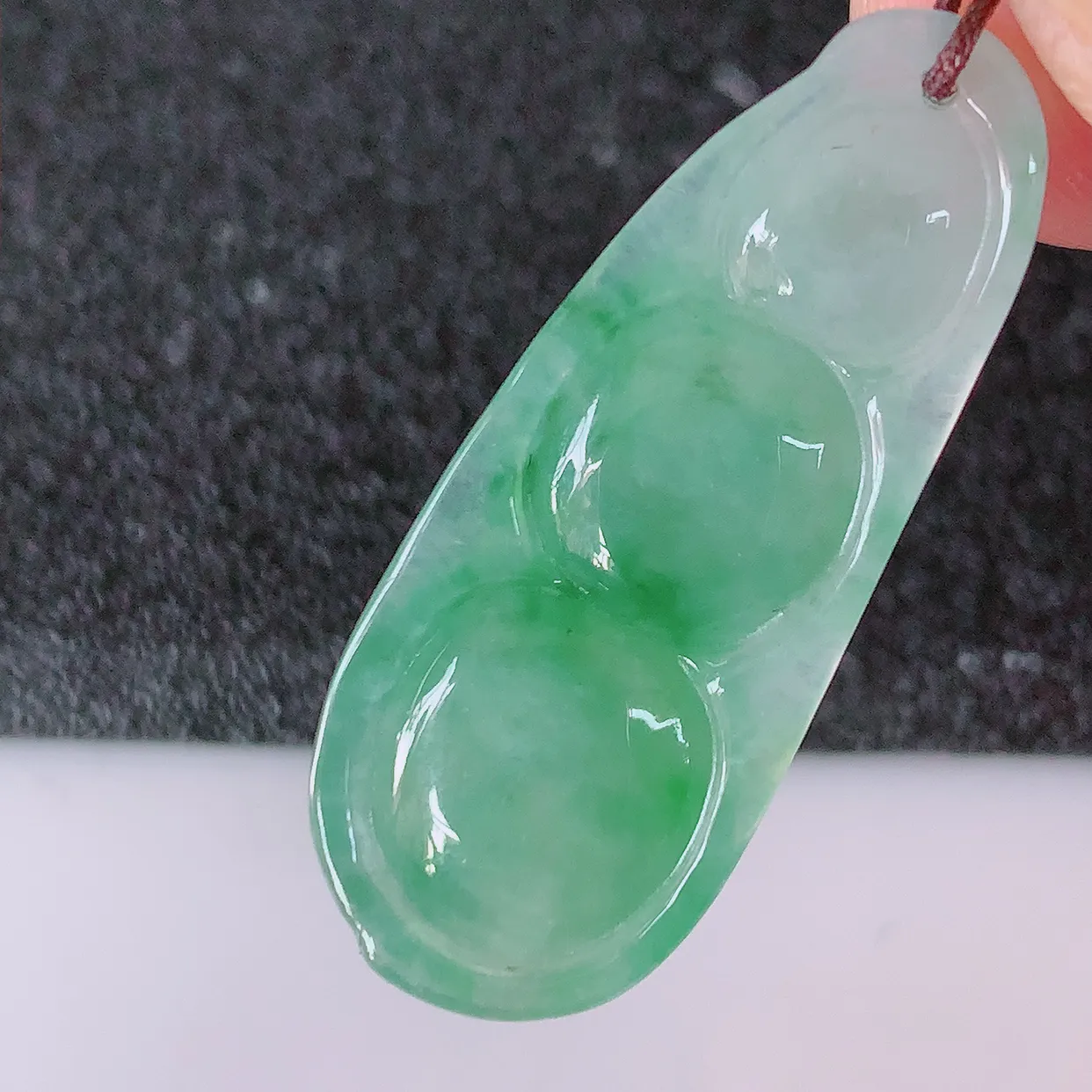 自然光实拍，冰飘花翡翠福豆吊坠，寓意“四季平安，福气满满”胶感十足，饱满，佩戴效果优雅迷人！#57.7