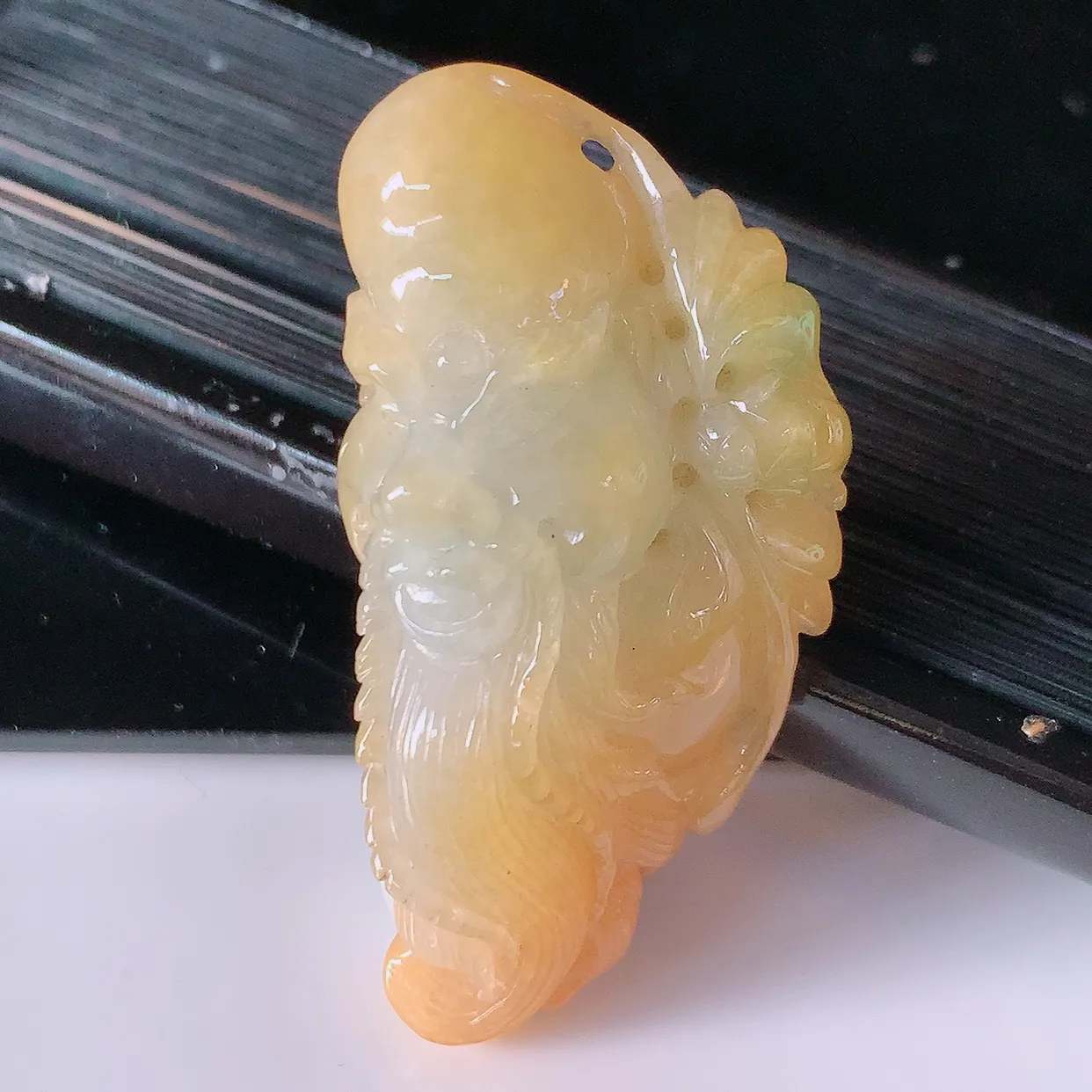 自然光实拍，冰润黄加绿翡翠招财财神爷吊坠，种老水足，雕工精湛 ，寓意美好，佩戴时尚出众！#89.10