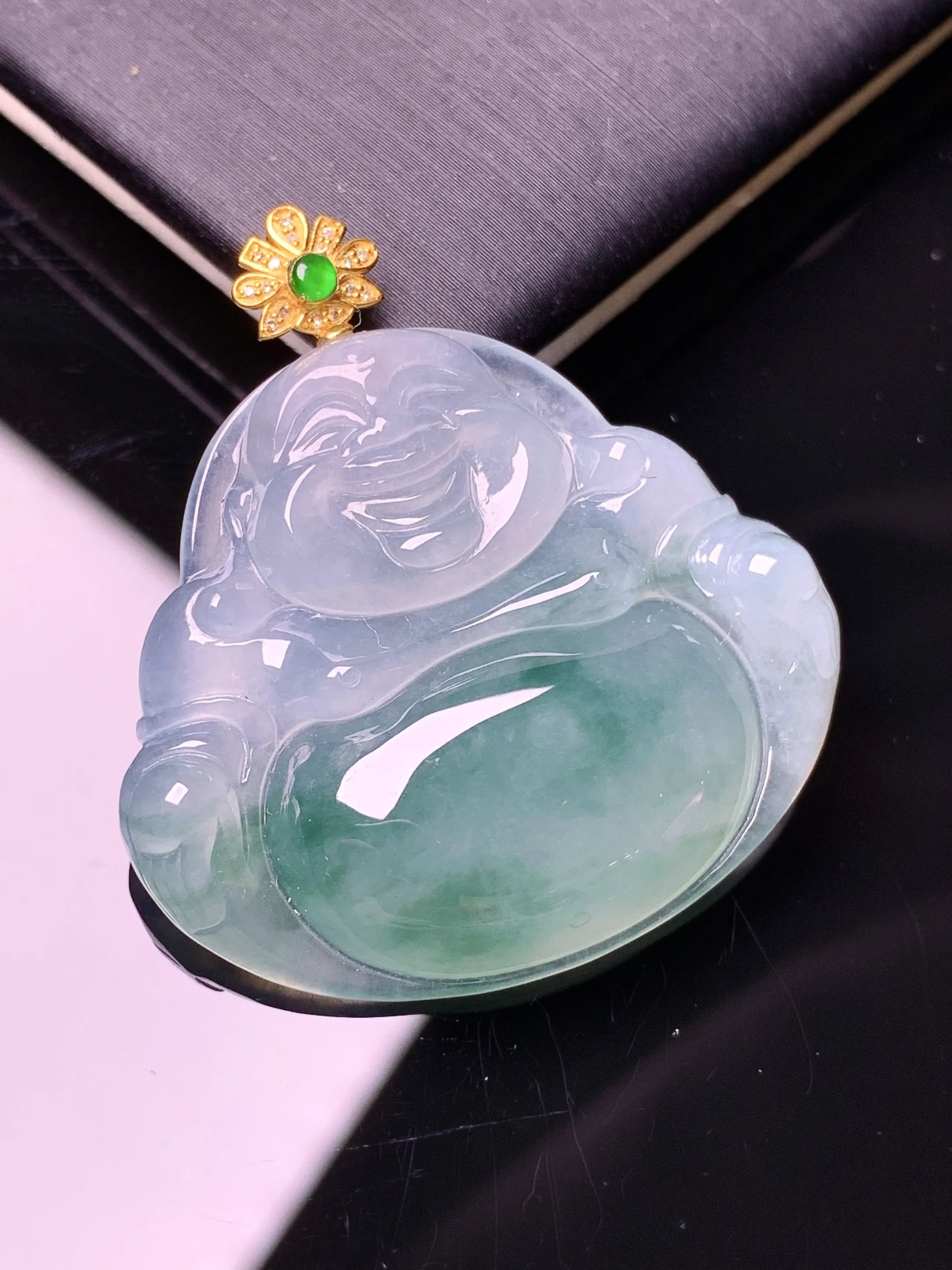 18k金钻镶嵌冰种飘绿佛公吊坠 玉质细腻 色泽艳丽清新 整体尺寸36*33.3*5.8