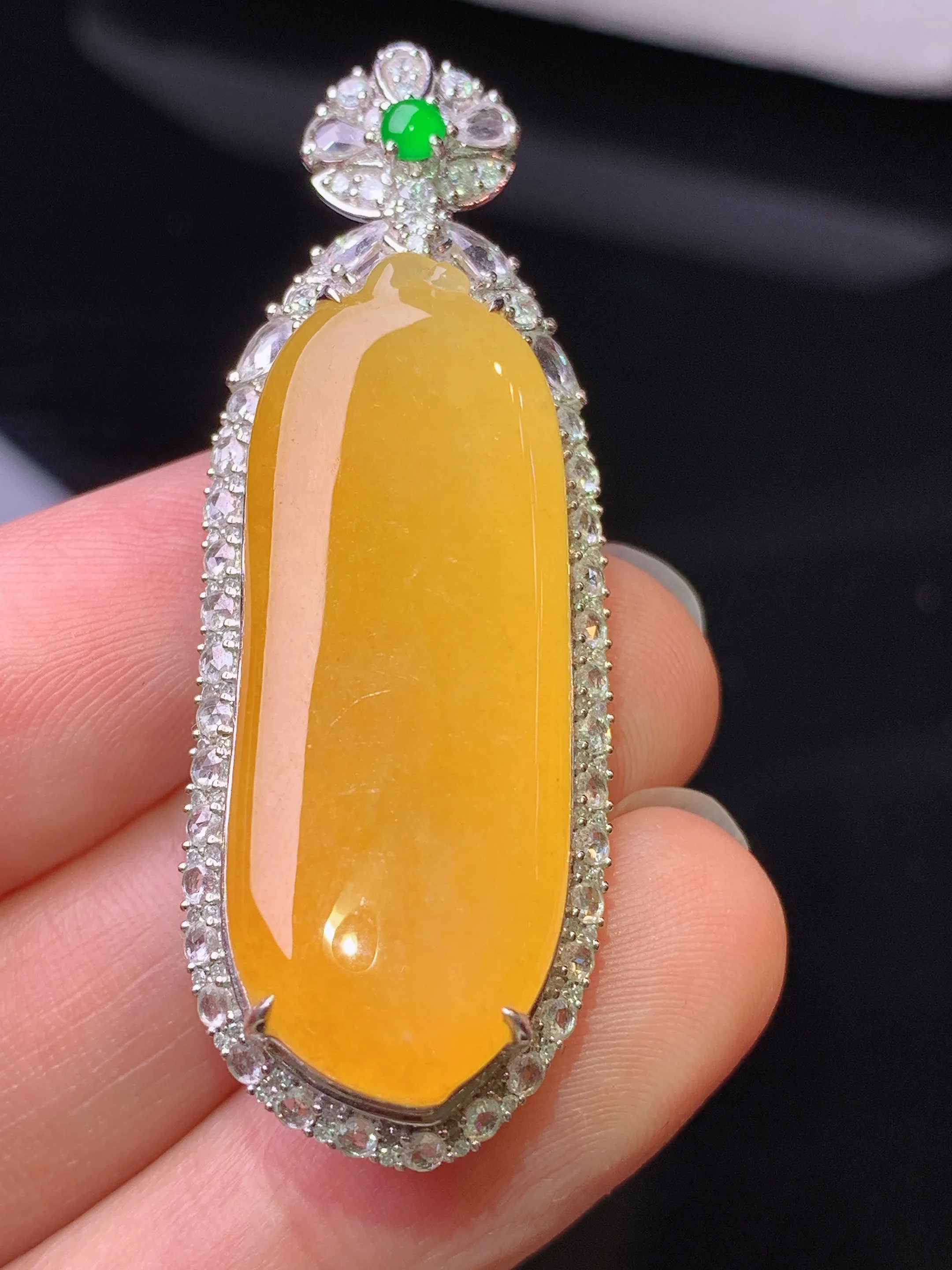 18k金钻镶嵌黄翡福瓜吊坠 玉质细腻 色泽艳丽清新 整体尺寸48.5*17.2*10.2