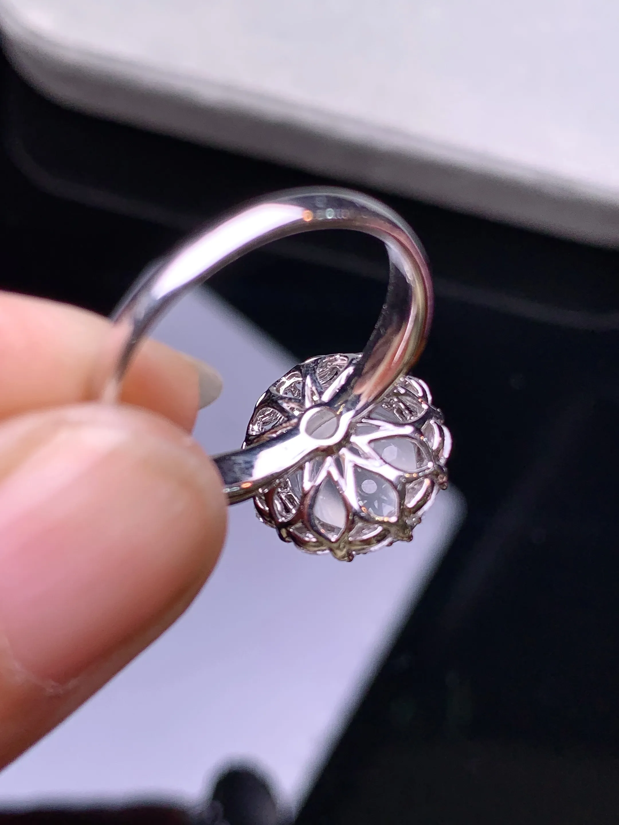 18k金钻镶嵌冰种蛋面戒指 玉质细腻 色泽艳丽清新 圈口13.5 整体尺寸14.2*12.5*11.5