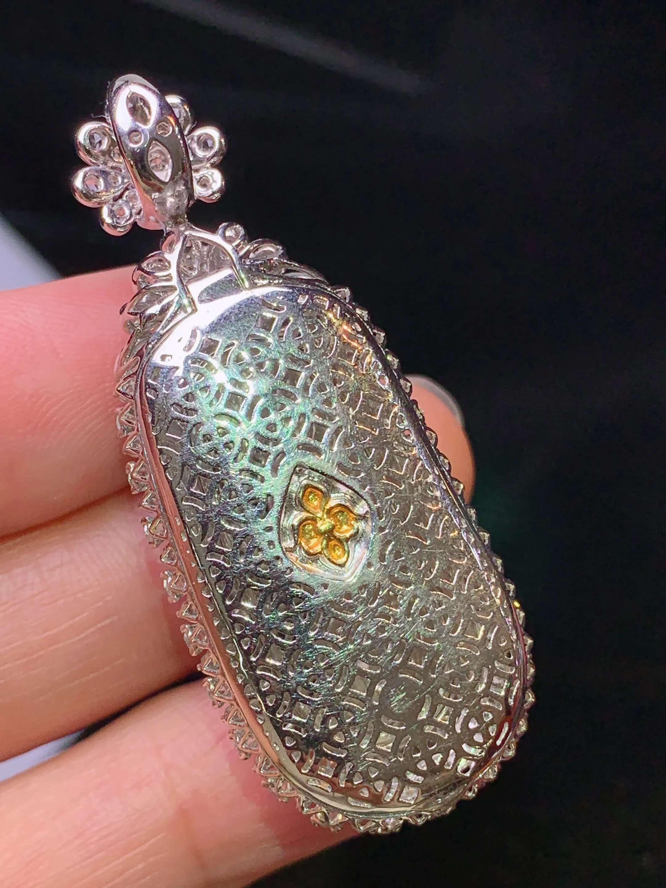 18k金钻镶嵌翠绿福瓜吊坠 玉质细腻 色泽艳丽清新 整体尺寸48*19.2*15