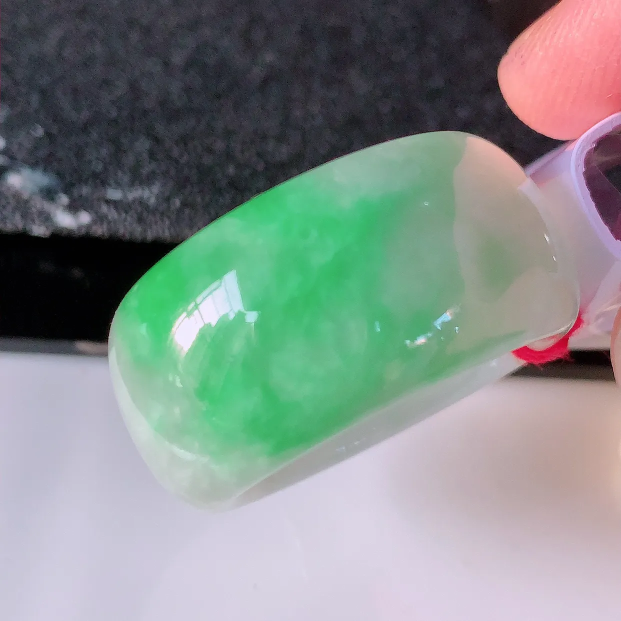 自然光实拍，21.3mm内径飘绿翡翠扳指，冰润指环，玉扳指，戒指，财源滚滚，玉质细腻起胶，26圈口，种水好！#39.10尺寸21.3-13.8*4.5