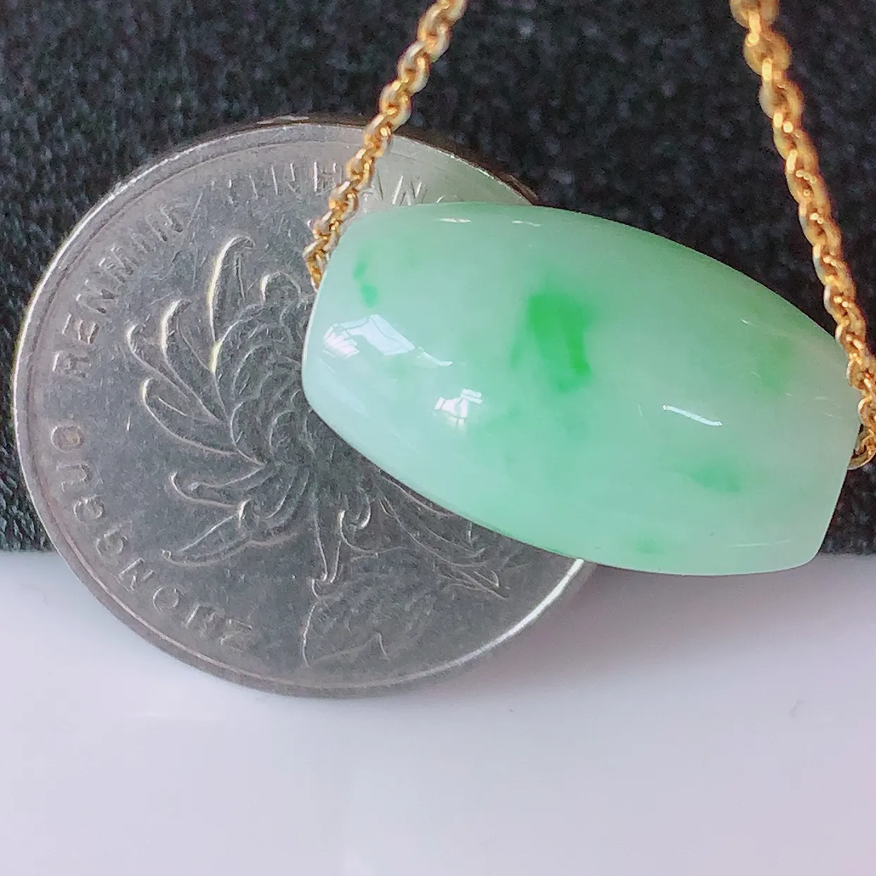 自然光实拍，冰润飘绿翡翠路路通吊坠，寓意时来运转、财源滚滚，款式新颖时尚，日常百搭的款！配图银链#57.7