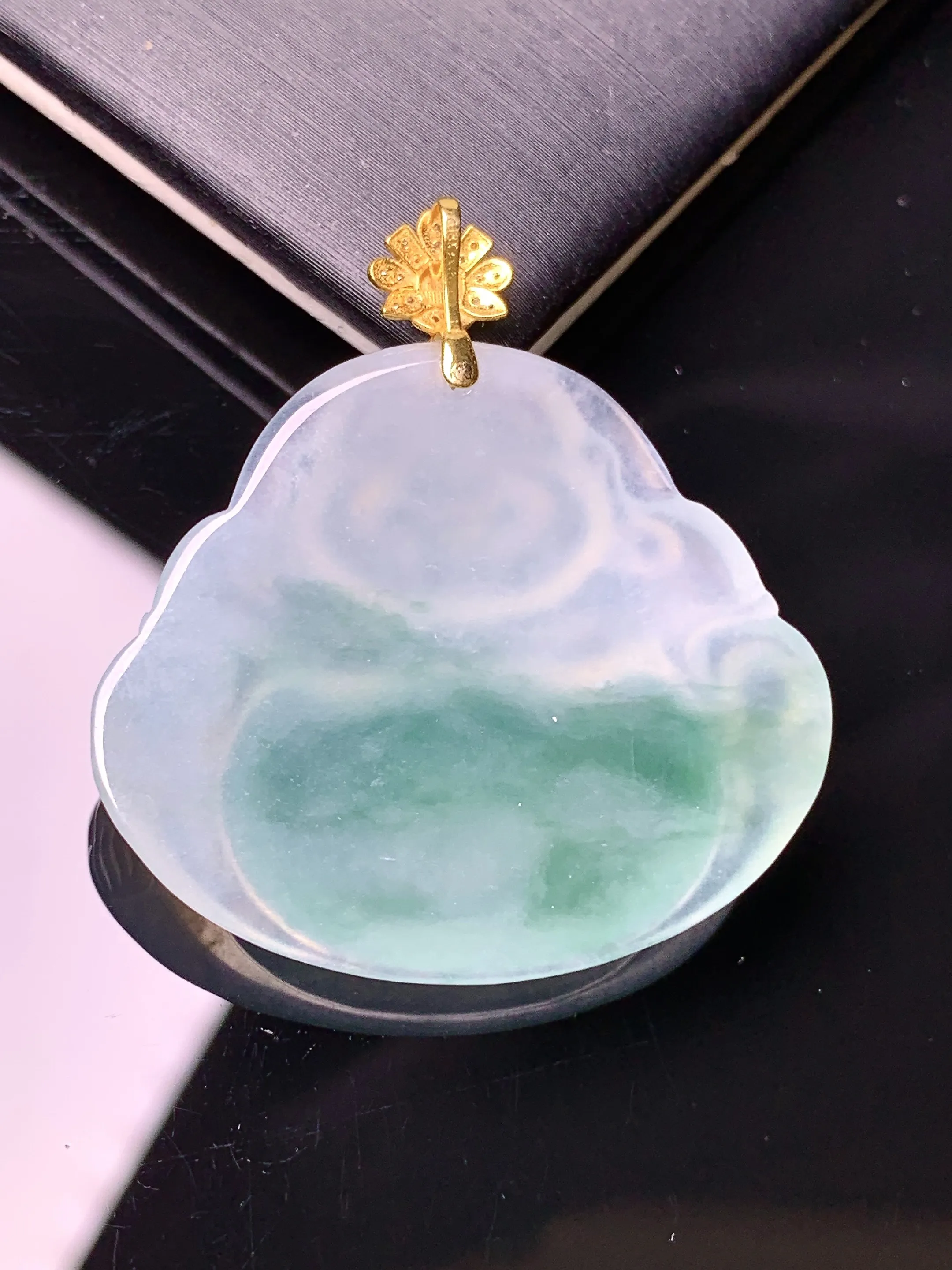 18k金钻镶嵌冰种飘绿佛公吊坠 玉质细腻 色泽艳丽清新 整体尺寸36*33.3*5.8