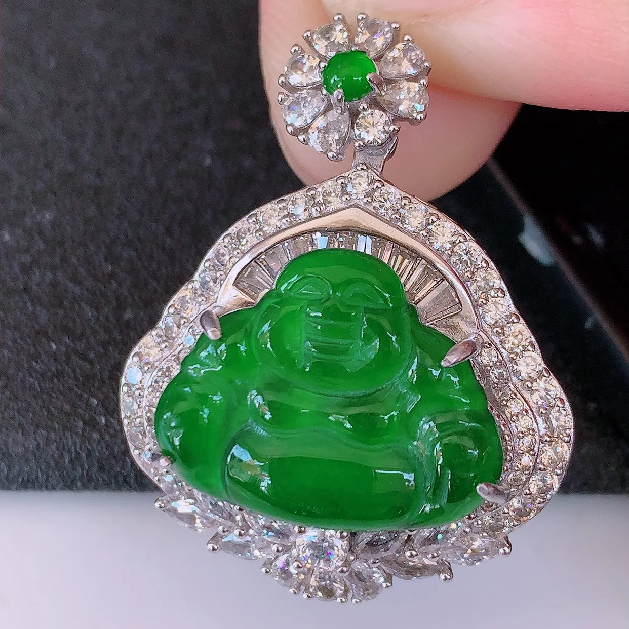 冰透满绿翡翠925银镶嵌佛公吊坠，自然光实拍，翠色灵动，颜色漂亮，种老水足，品相佳，佩戴佳品！#97