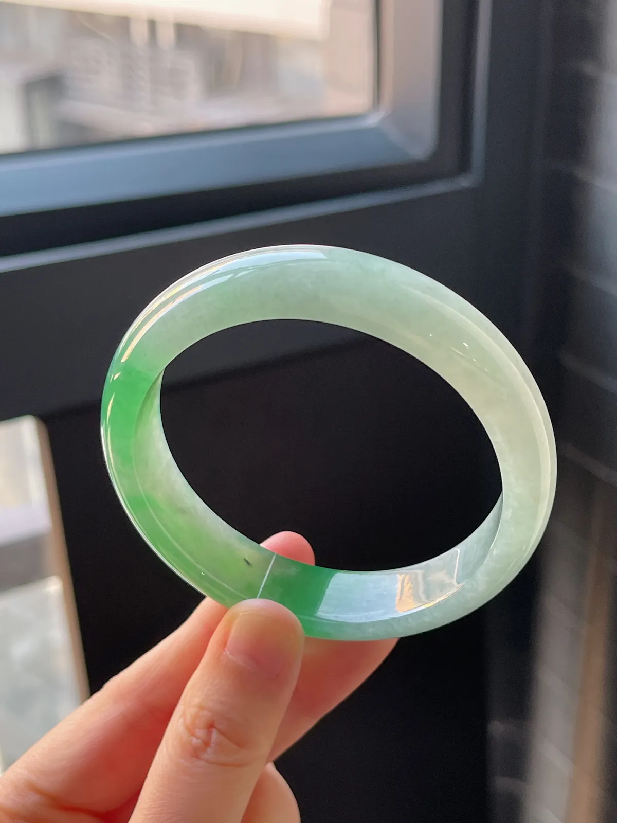 正圈57.8圈口，翡翠冰糯种飘绿手镯