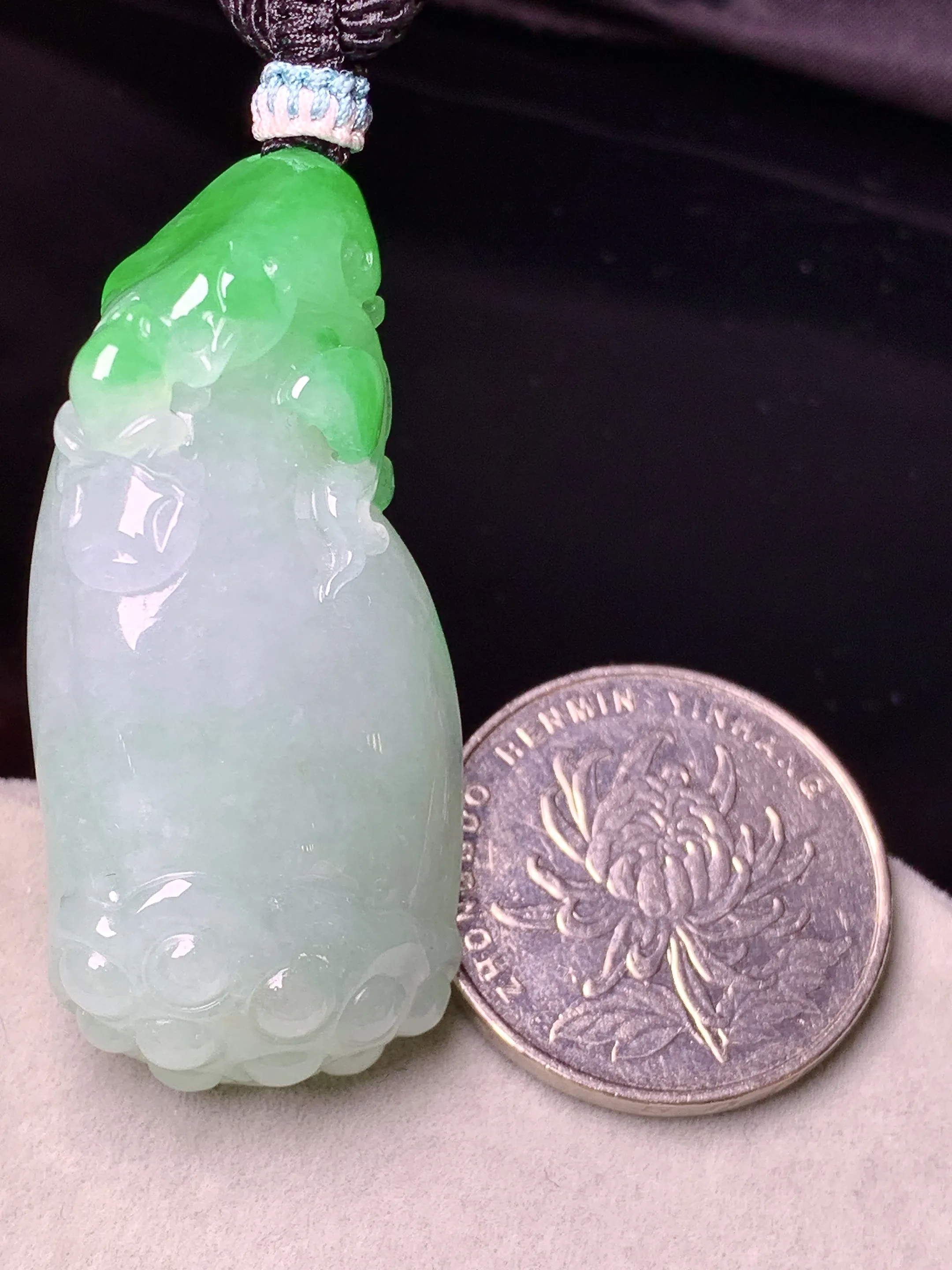 飘绿莲蓬吊坠 玉质细腻 色泽艳丽清新 整体尺寸45.5*22.2*9.7