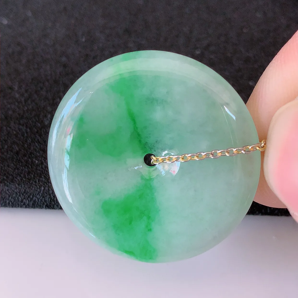 自然光实拍，冰润飘绿翡翠平安扣吊坠，翠色灵动，佩戴效果时尚出众，尽显气质，玉质细腻，美感十足。#05