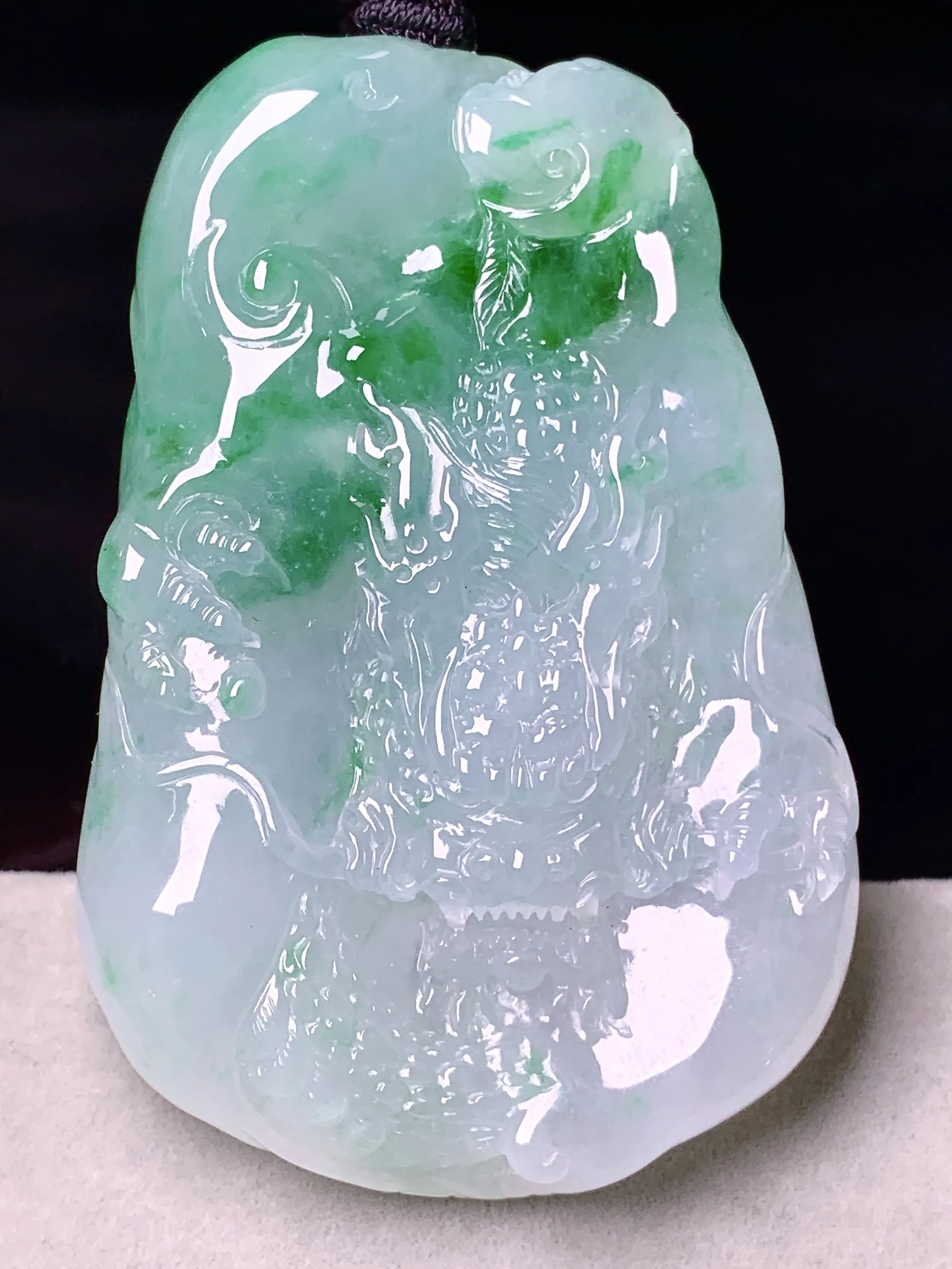 飘绿龙牌吊坠 玉质细腻 色泽艳丽清新 整体尺寸61.8*41*11.5