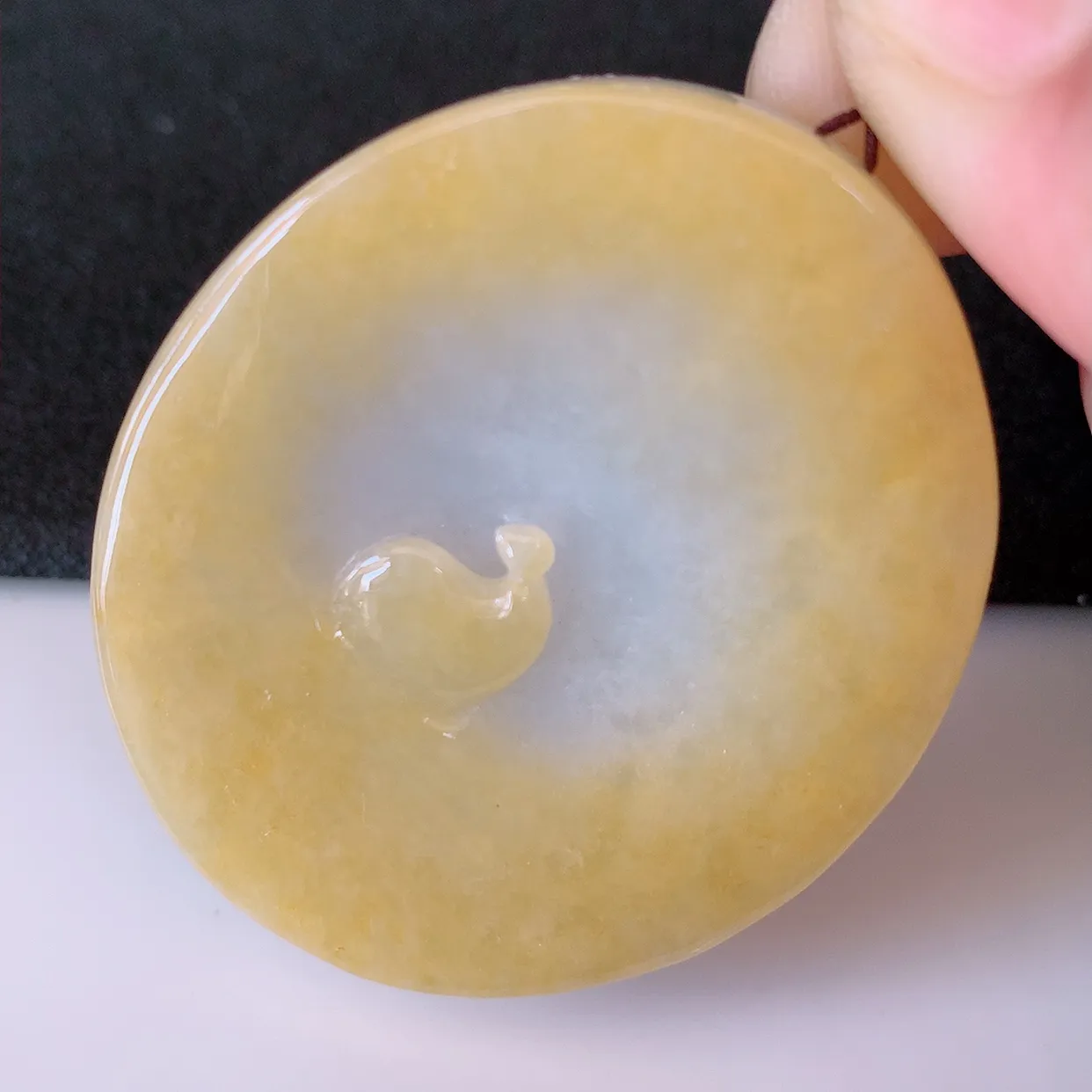 自然光实拍，冰润黄翡双彩翡翠悟道吊坠，翡翠悟道寓意“祥和，安宁，吉祥，幸福”，佩戴效果优雅迷人，性价比超高！#60.7