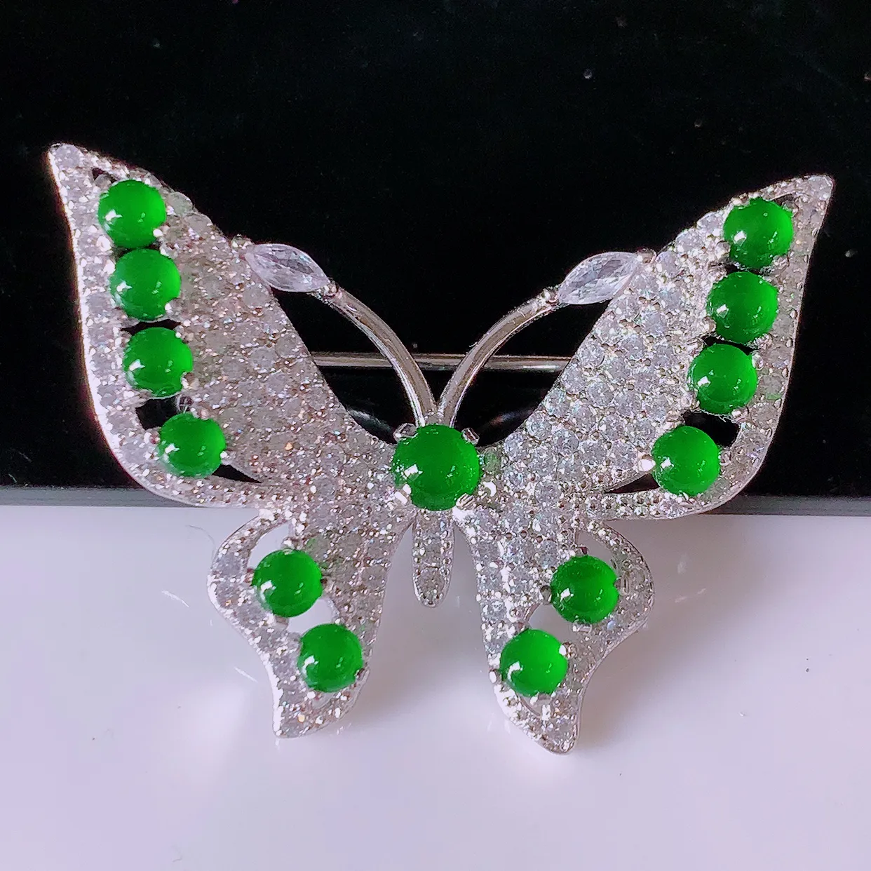 冰透满绿翡翠925银镶嵌蝴蝶胸针，自然光实拍，翠色灵动，颜色漂亮，种老水足，品相佳，佩戴佳品！#97