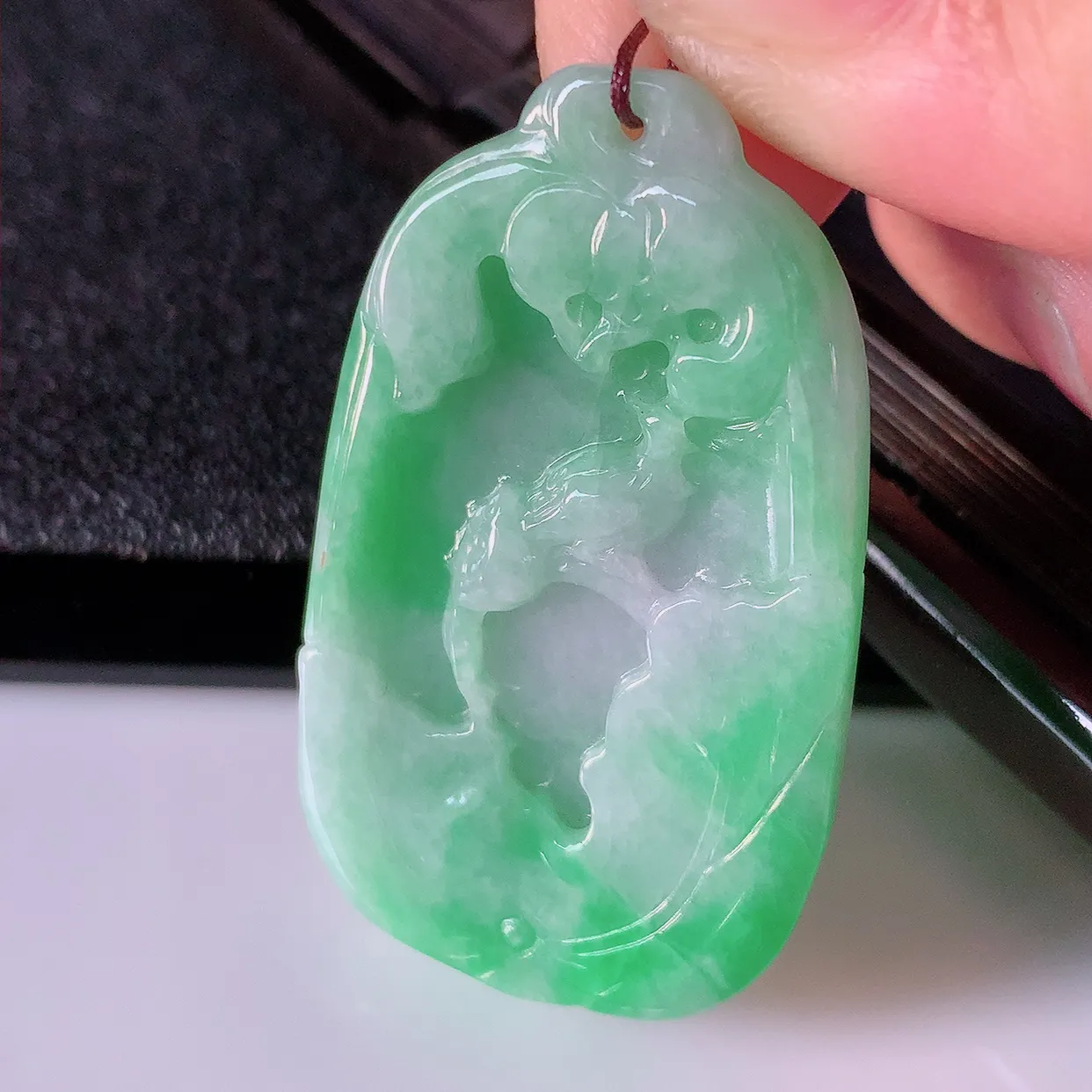 自然光实拍，冰润飘绿翡翠荷叶、和和美美玉坠，财源广进，自然隐逸、荷本是素不着尘之物，有和美之寓意。#