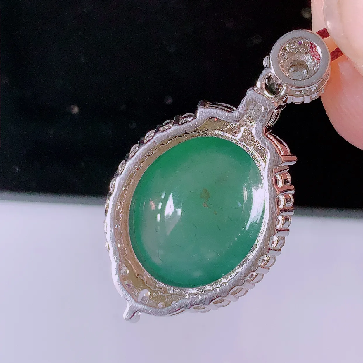 冰透满绿翡翠925银镶嵌吊坠，自然光实拍，翠色灵动，颜色漂亮，种老水足，品相佳，佩戴佳品！#97.10整体28.5*14.5*9裸石14*11.5