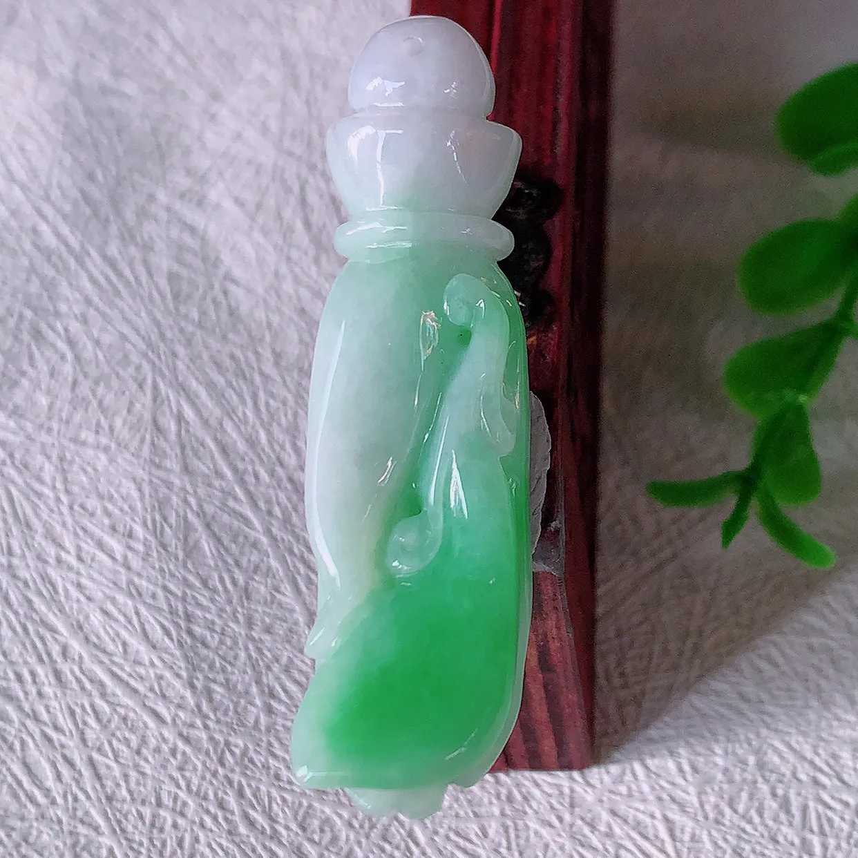 自然光实拍，冰润飘绿翡翠掌上明珠吊坠，翠色灵动，佩戴效果时尚出众，尽显气质，玉质细腻，美感十足。#4