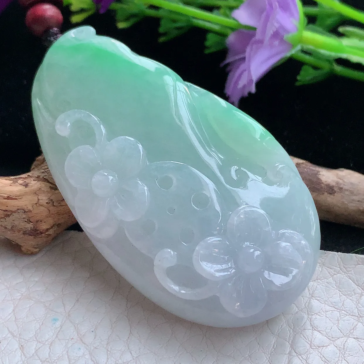 zen实拍60.6*33.6*13.3天然缅甸翡翠白底青飘绿一枝独秀吊坠