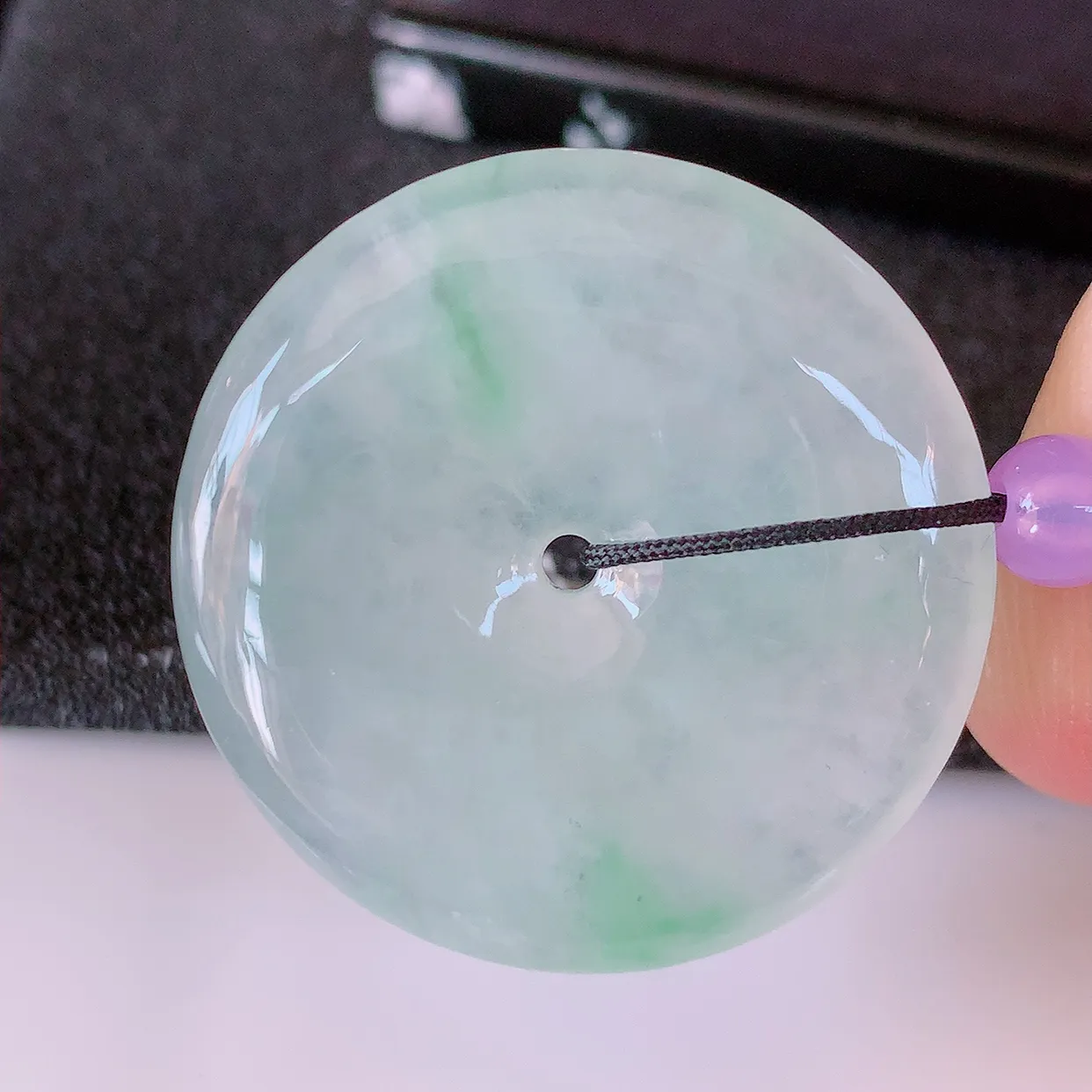 自然光实拍，冰种飘绿翡翠平安扣吊坠，玉扣，平安是福；冰透很美的料子，平安扣佩戴优雅迷人！#41.7