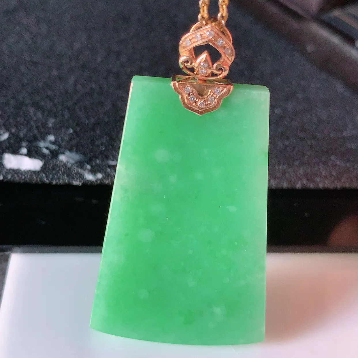 自然光实拍，18K金镶嵌水润翡翠平安无事牌吊坠，平平安安，无事牌翠色灵动，佩戴平安时尚！#83.10