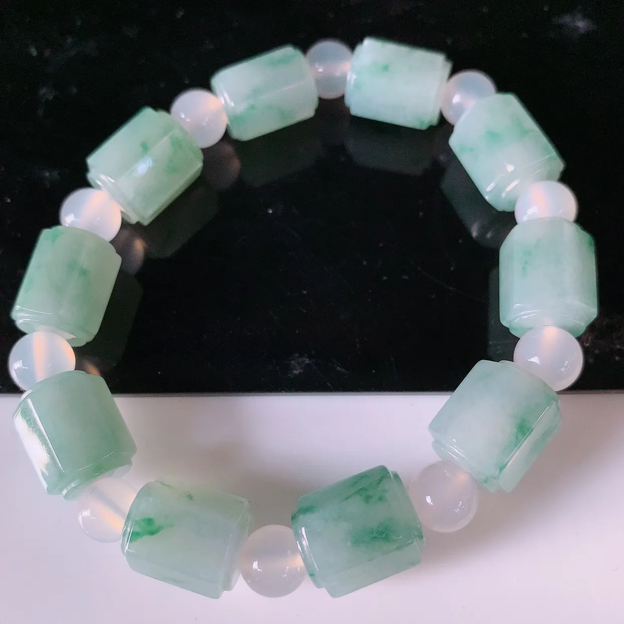 自然光实拍，冰润飘花翡翠手链，路路通翡翠手串，花式飘逸，佩戴效果大方时尚，圆珠为装饰珠！#89.10取一尺寸13.8-10.8