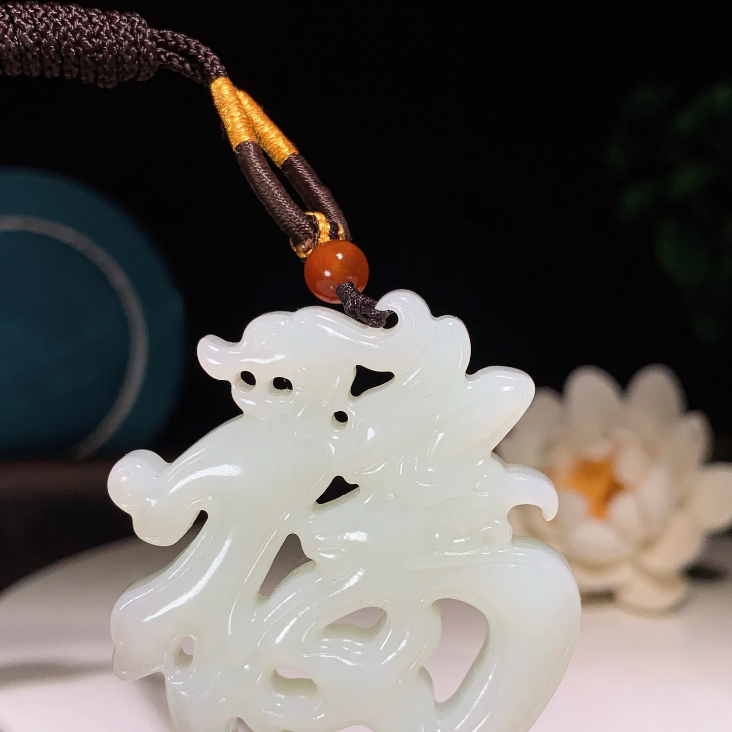 和田玉白玉福字挂件。尺寸50/45/7重27.6克 玉质细腻油润 底色纯净 脂粉好，品质好。lt251019