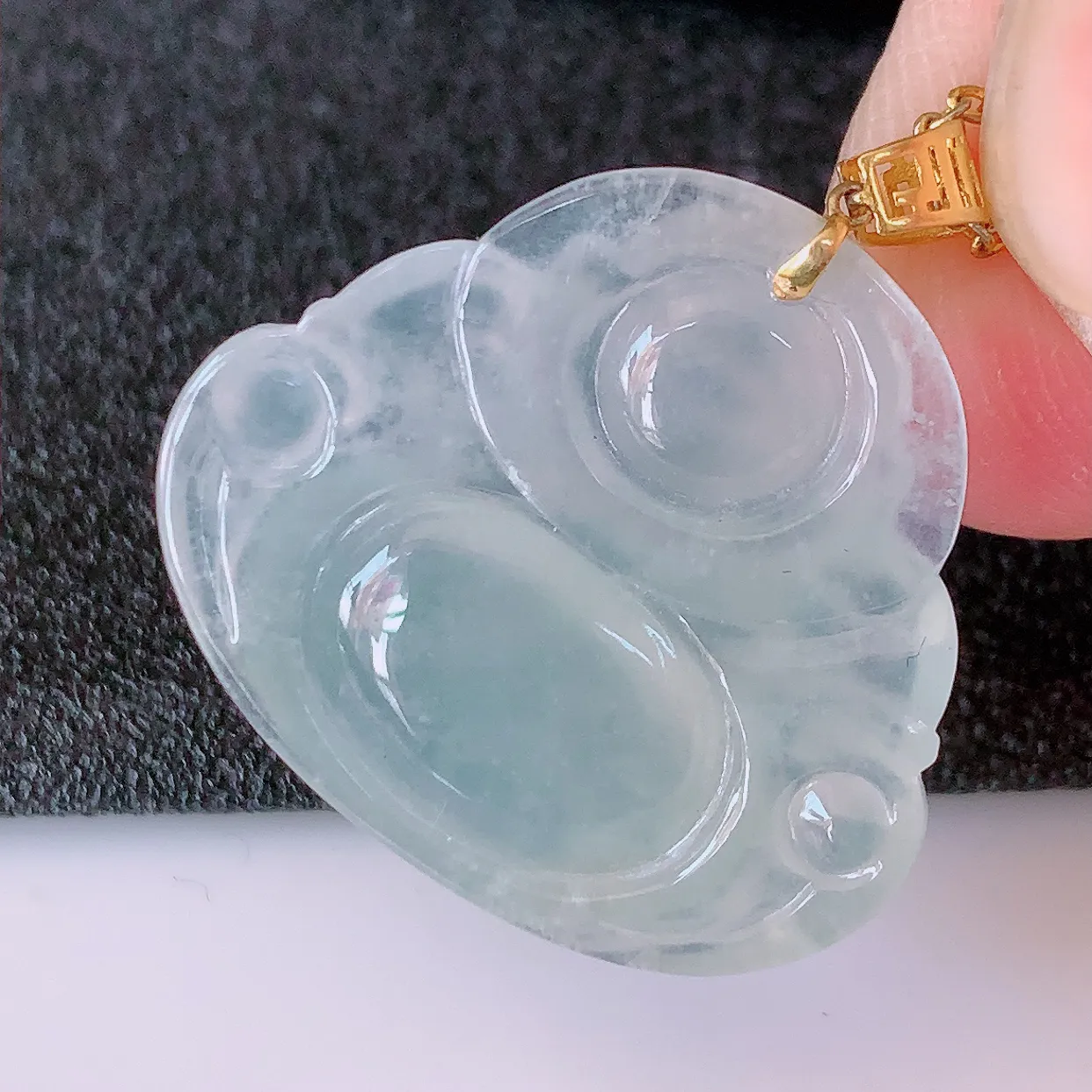 自然光实拍，18K金镶嵌冰种翡翠佛公吊坠，冰透饱满， 佛公亦保平安，寓意有福（佛公）相伴，品相佳，配戴优雅迷人！#41.7整体27.5裸石25*22.8*5.5