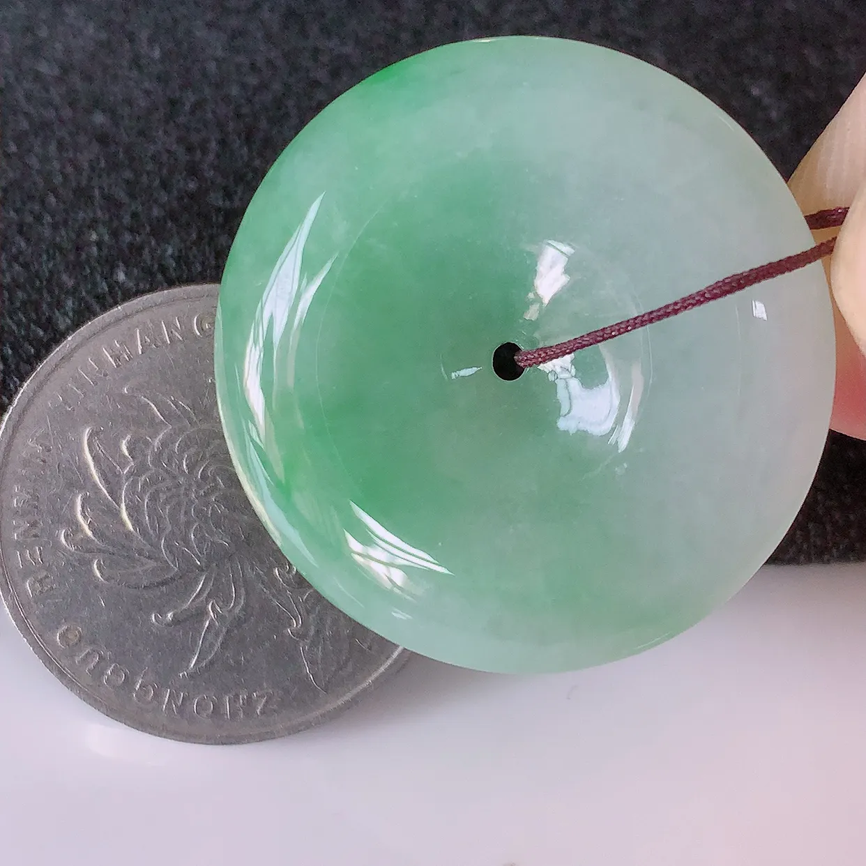 自然光实拍，水润飘绿翡翠平安扣吊坠，翠色灵动，玉质细腻，颜色漂亮，品相佳，佩戴佳品！#57.7