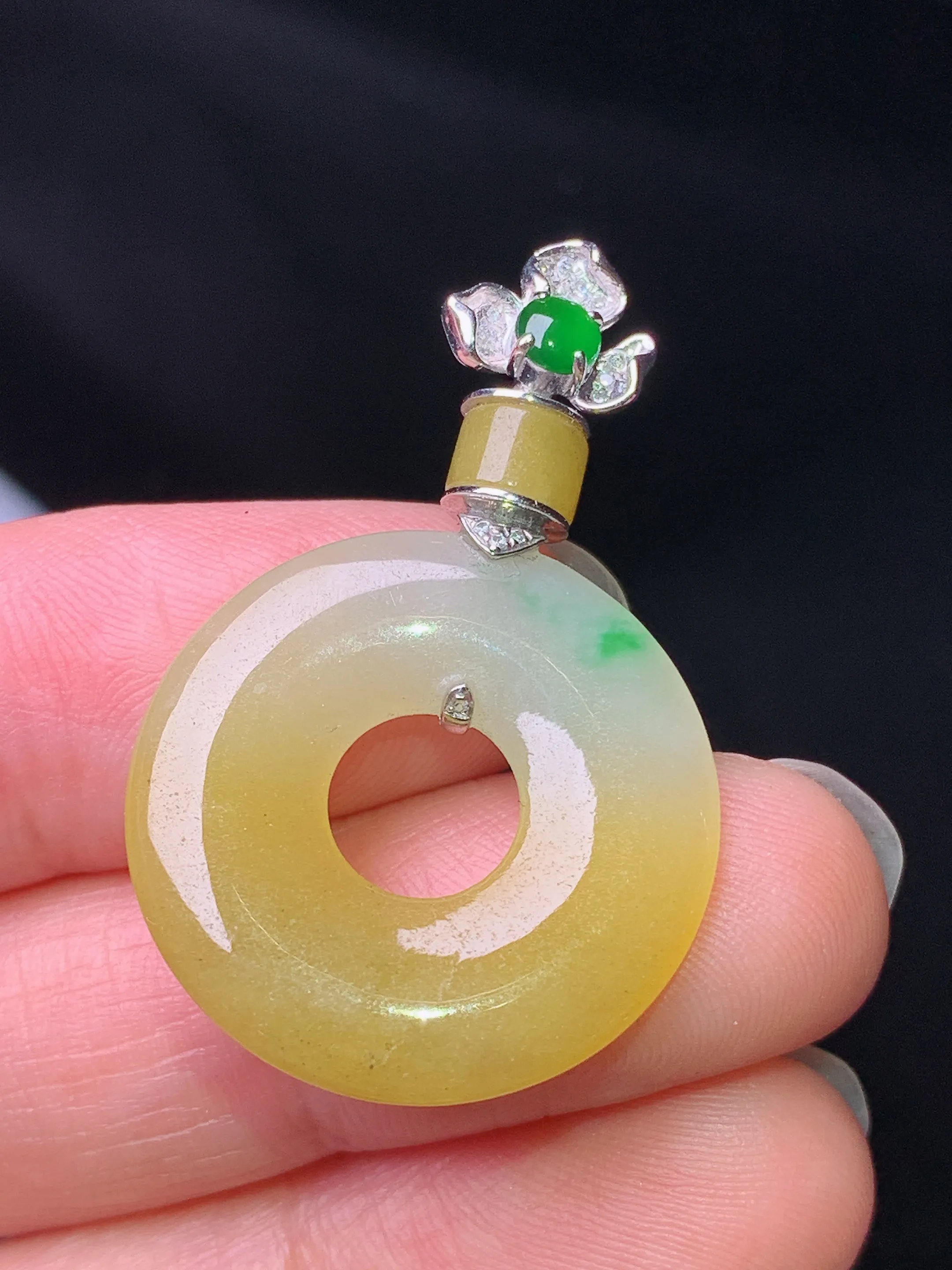 18k金镶嵌黄翡平安环吊坠 玉质细腻 色泽艳丽清新 整体尺寸34.6*22.5*3