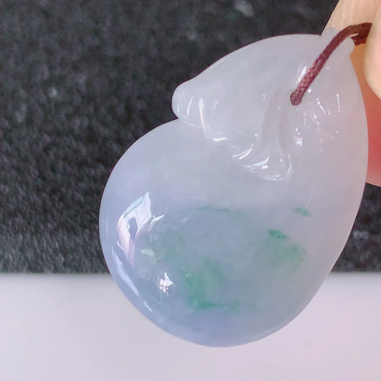 自然光实拍，冰紫罗兰飘花翡翠招财钱袋子吊坠，寓意“代代有福，代代有财，腰缠万贯”玉质细腻，佩戴效果佳！#57.7