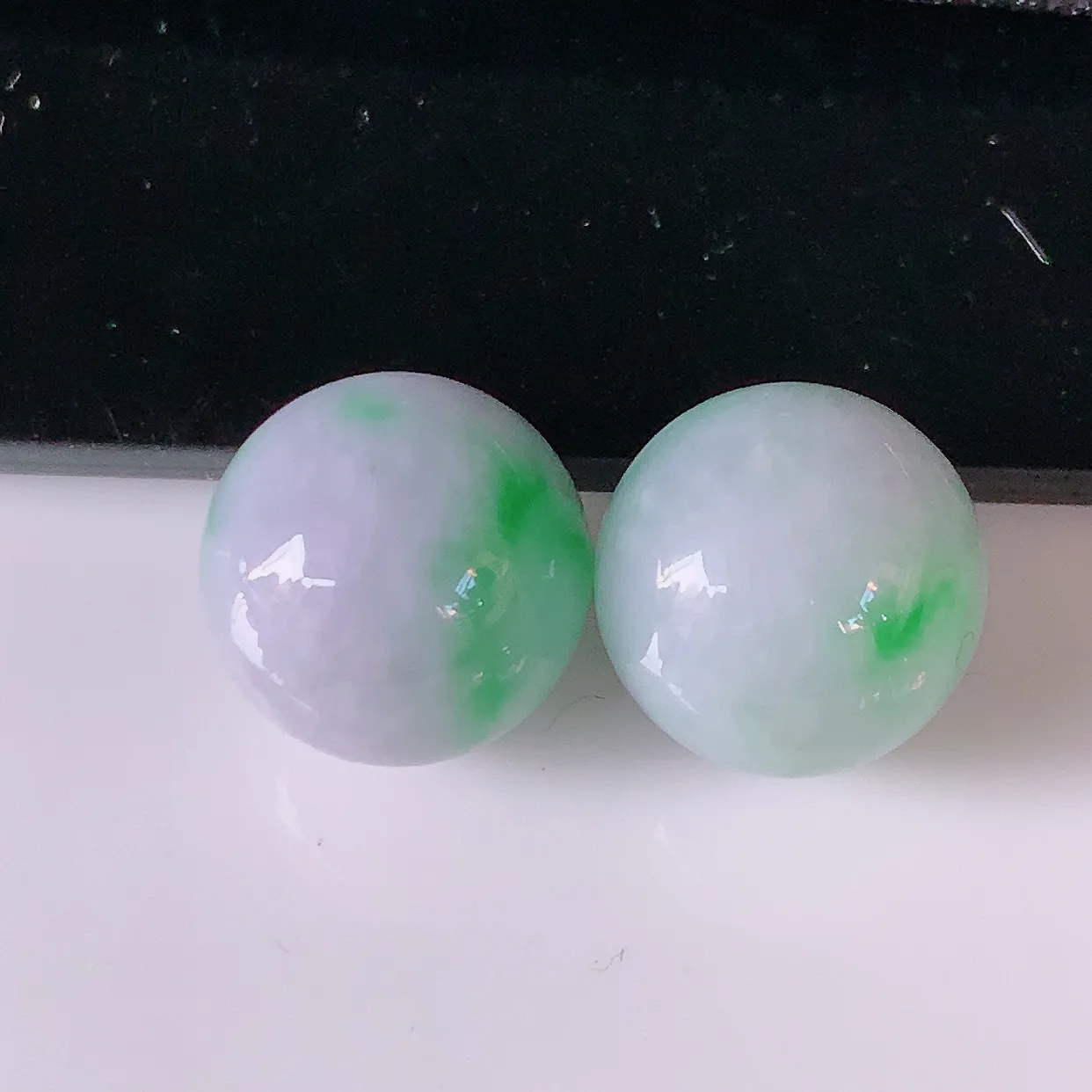 自然光实拍，冰润春带彩翡翠一对圆珠、飘绿紫罗兰转运珠吊坠，寓意“时来运转，财源滚滚” 寓意佳，转运珠佩戴时尚优雅！#05.10尺寸11mm