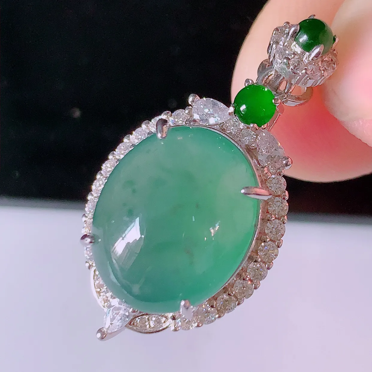 冰透满绿翡翠925银镶嵌吊坠，自然光实拍，翠色灵动，颜色漂亮，种老水足，品相佳，佩戴佳品！#97.10整体28.5*14.5*9裸石14*11.5