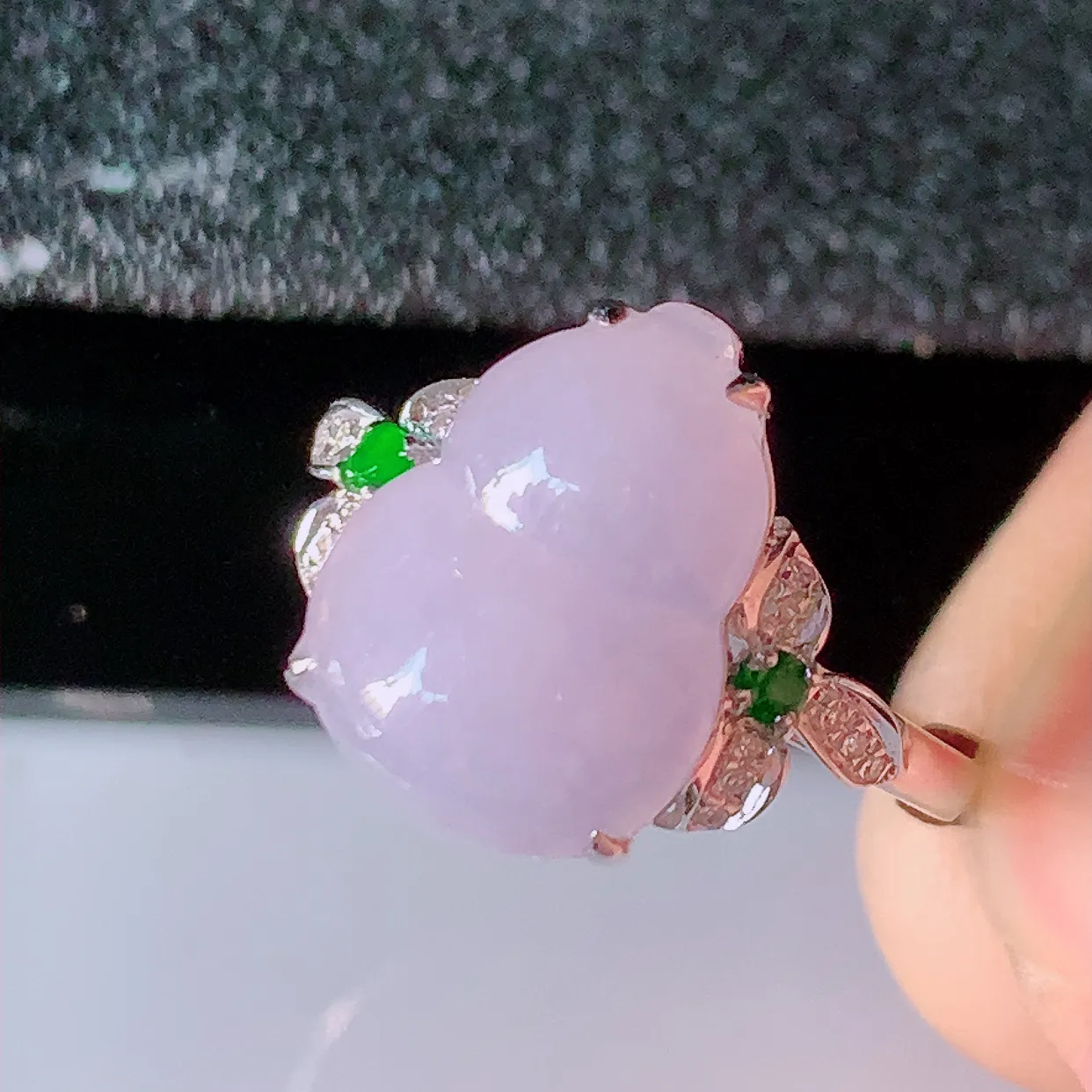 自然光实拍 18K金精工镶嵌紫罗兰翡翠葫芦戒指，玉质细腻，翡翠色泽均匀，艳丽饱满，款式高贵大气，14圈口，上手亮眼，#83.10戒指整体23.5*17*5.8裸石13.5*10